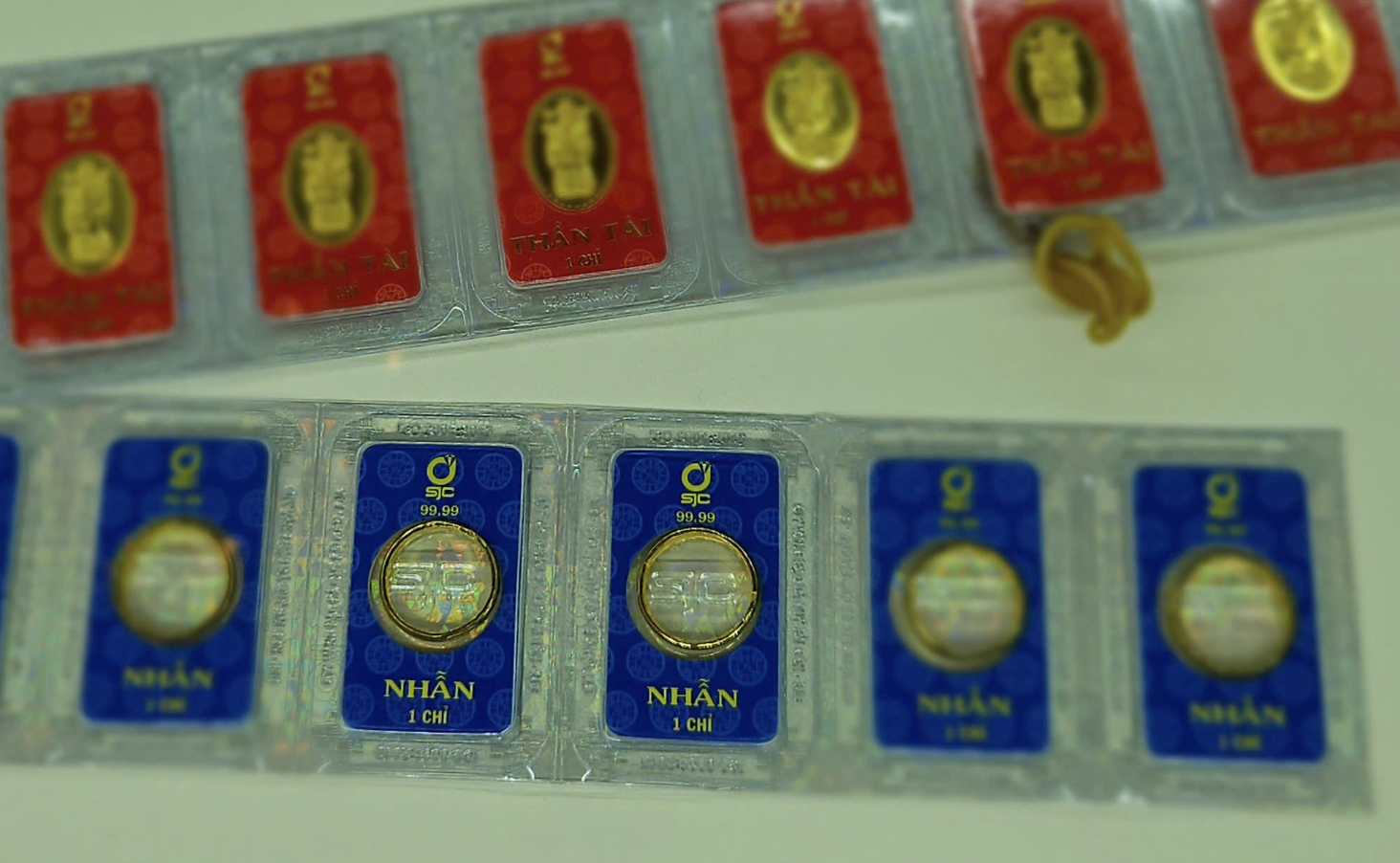 Gi&aacute; v&agrave;ng h&ocirc;m nay 10-2: Đồng loạt tăng tiếp khi vừa mở cửa- Ảnh 1.