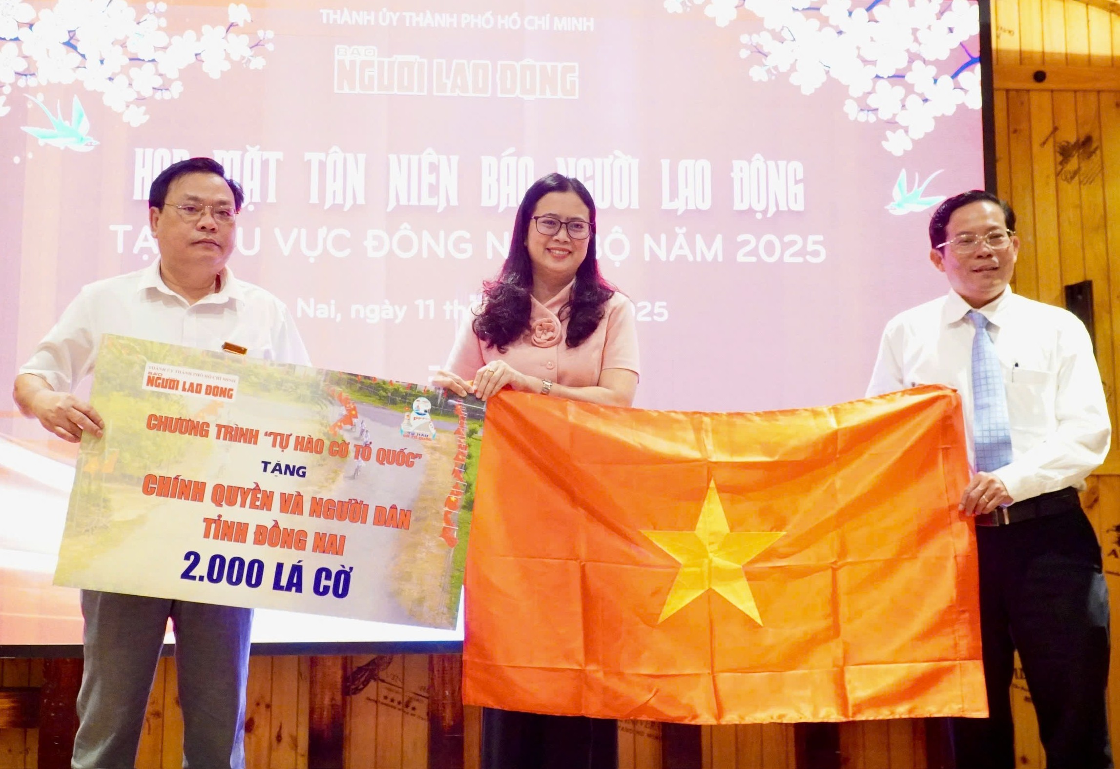 Nh&agrave; b&aacute;o - TS T&ocirc; Đ&igrave;nh Tu&acirc;n, Tổng Bi&ecirc;n tập B&aacute;o Người Lao Động (b&igrave;a phải), trao tặng 2.000 l&aacute; cờ Tổ quốc cho l&atilde;nh đạo Sở Văn h&oacute;a - Thể thao v&agrave; Du lịch tỉnh Đồng NaiẢnh: NGUYỄN TUẤN