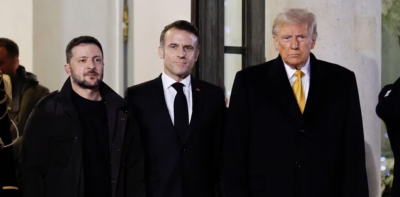 Tổng thống Mỹ Donald Trump (phải) gặp Tổng thống Ph&aacute;p Emmanuel Macron (giữa) v&agrave; Tổng thống Ukraine Volodymyr Zelensky cuối năm 2024. Ảnh: T&acirc;n Hoa X&atilde;/Alamy