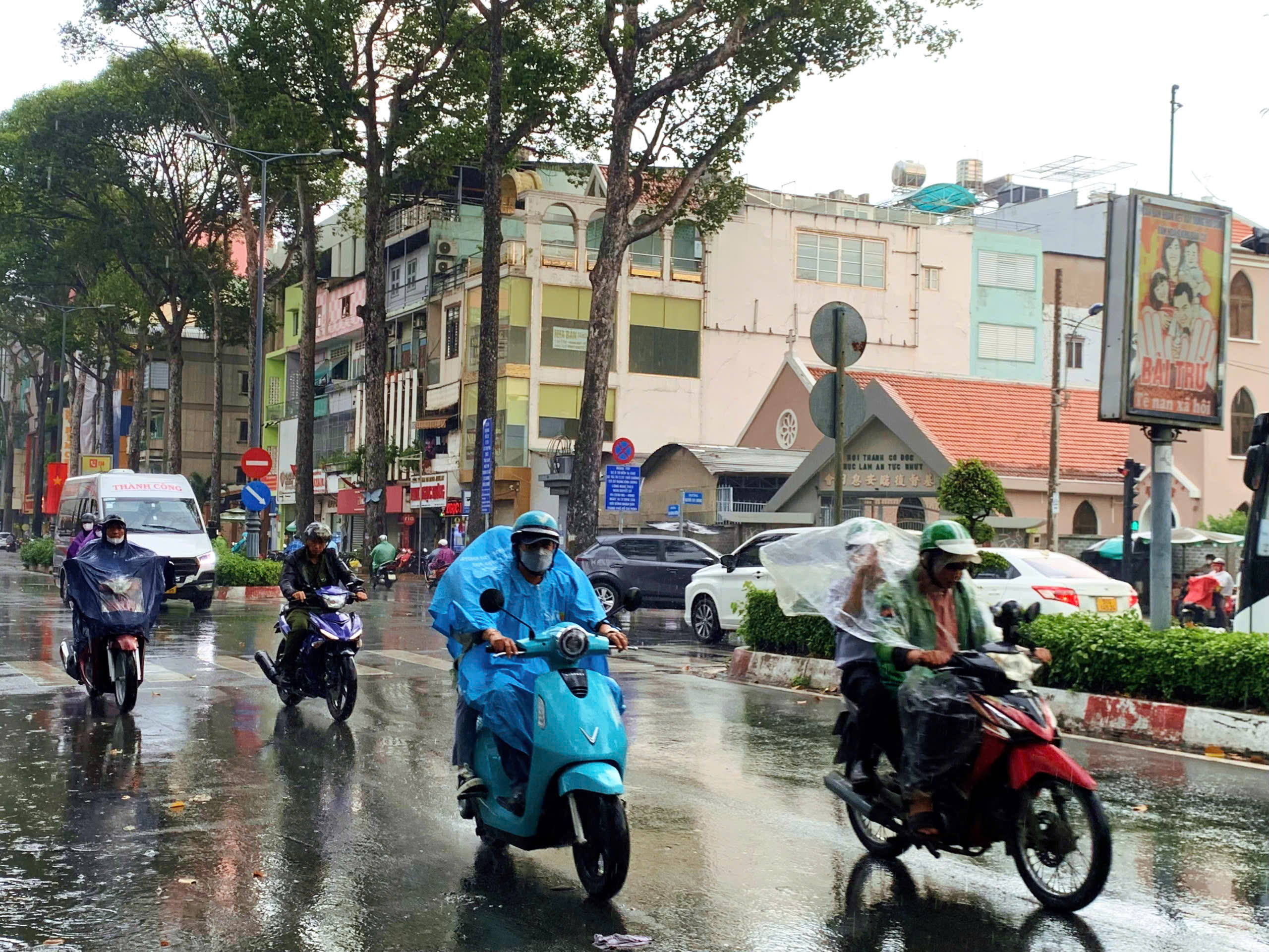 Thời tiết TP HCM hôm nay, 13-2: Sáng sớm mưa dông, ban ngày chỉ số UV rất cao- Ảnh 1.
