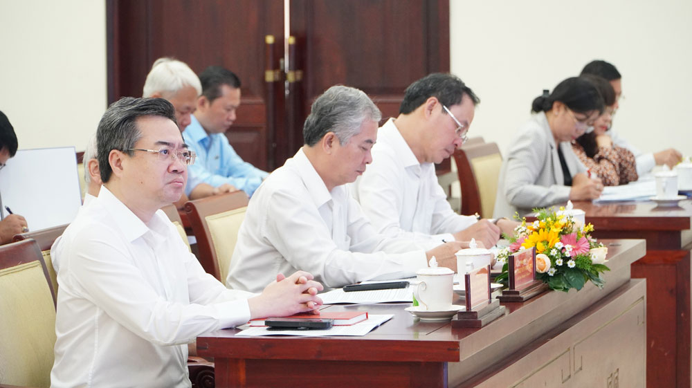 Ph&oacute; B&iacute; thư Thường trực Th&agrave;nh ủy TP HCM Nguyễn Thanh Nghị (b&igrave;a tr&aacute;i) chủ tr&igrave; hội nghị