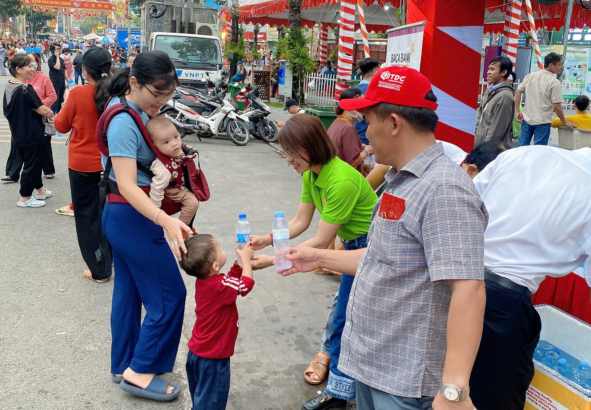 Những h&igrave;nh ảnh tại lễ hội rằm th&aacute;ng Gi&ecirc;ng "độc, lạ B&igrave;nh Dương"- Ảnh 5.