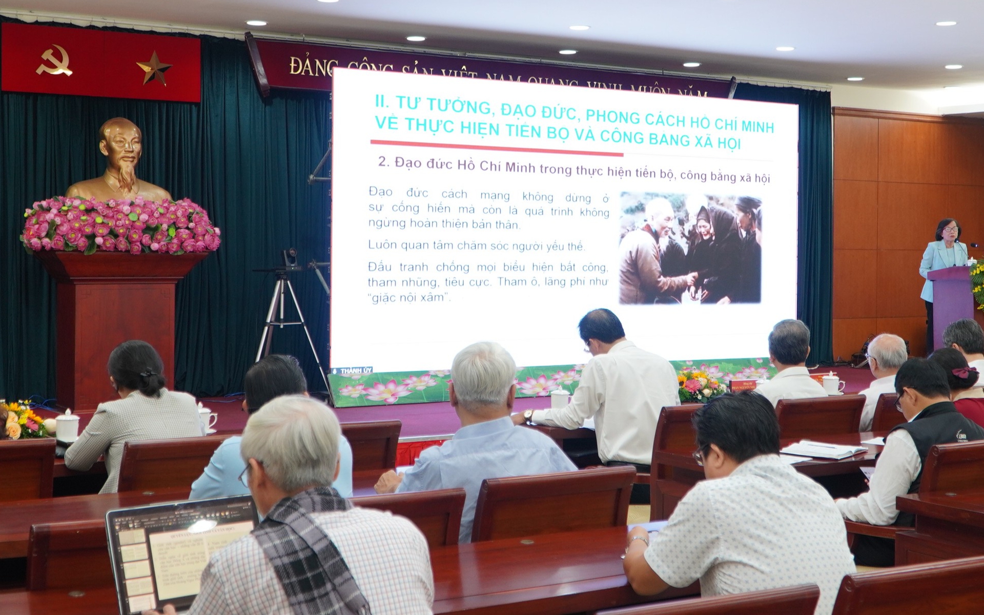 TP HCM: Huy động mọi nguồn lực x&atilde; hội, &ldquo;kh&ocirc;ng để ai bị bỏ lại ph&iacute;a sau&rdquo;
