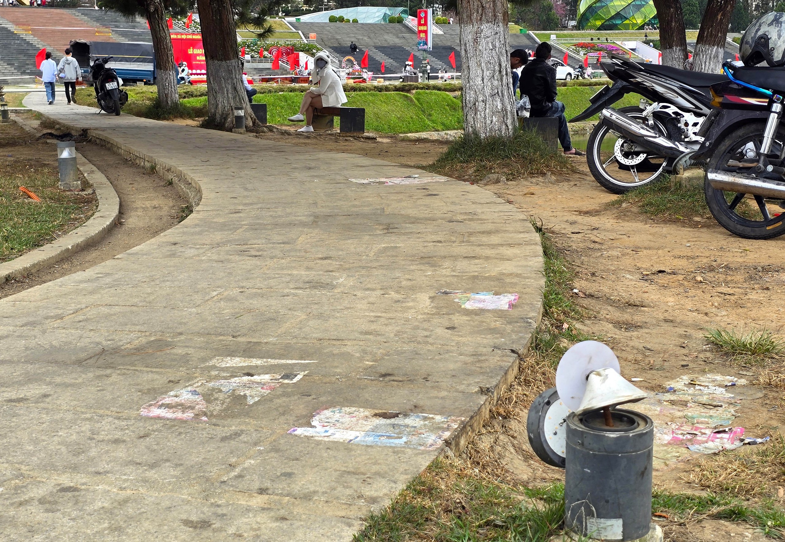 B&atilde;i cỏ hồ Xu&acirc;n Hương của Đ&agrave; Lạt ch&aacute;y nham nhở v&igrave; b&aacute;n h&agrave;ng rong- Ảnh 11.
