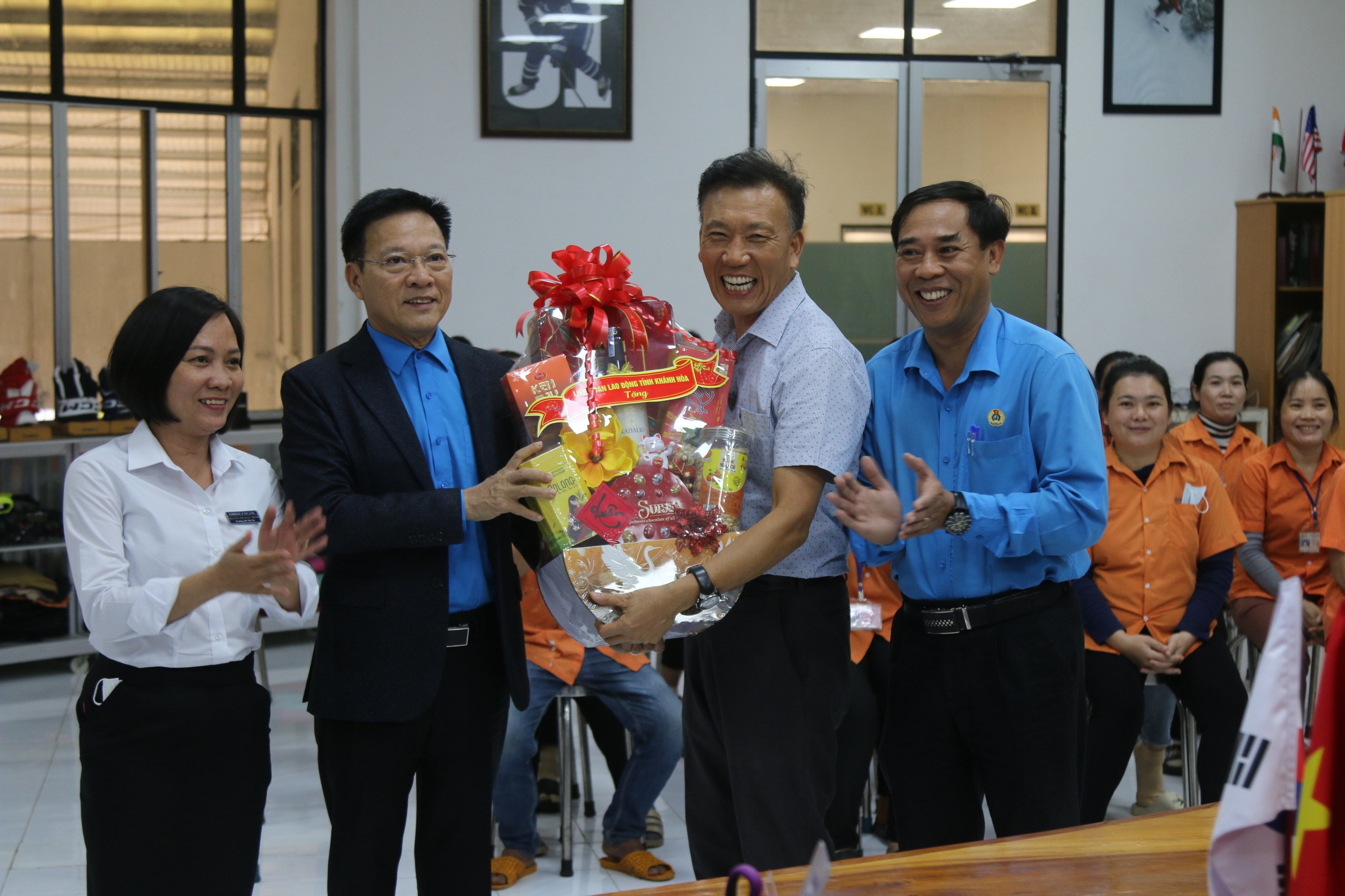 L&atilde;nh đạo LĐLĐ Kh&aacute;nh Ho&agrave; thăm động vi&ecirc;n doanh nghiệp, người lao động đầu năm mới
- Ảnh 1.