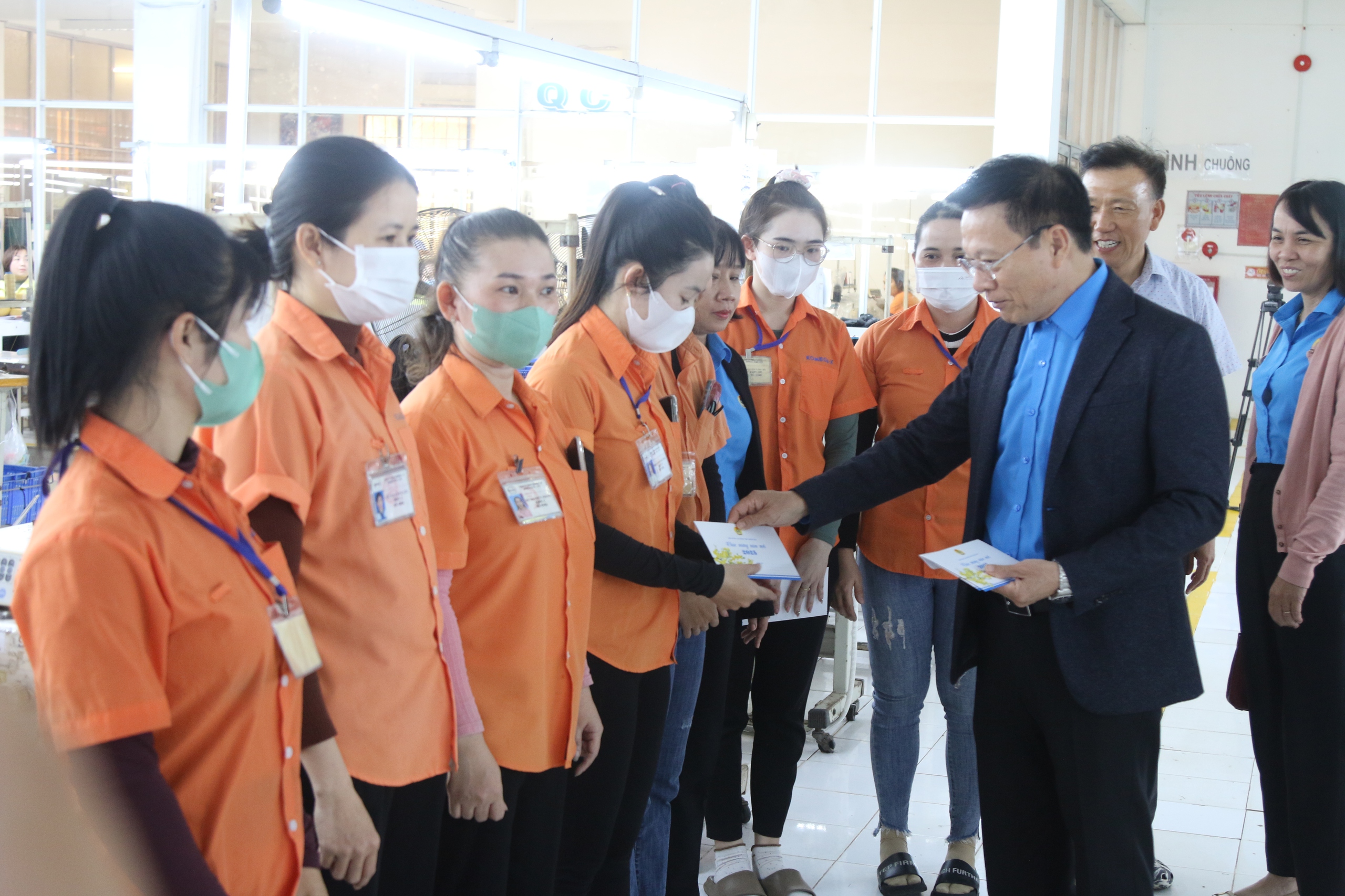 L&atilde;nh đạo LĐLĐ Kh&aacute;nh Ho&agrave; thăm động vi&ecirc;n doanh nghiệp, người lao động đầu năm mới
- Ảnh 5.