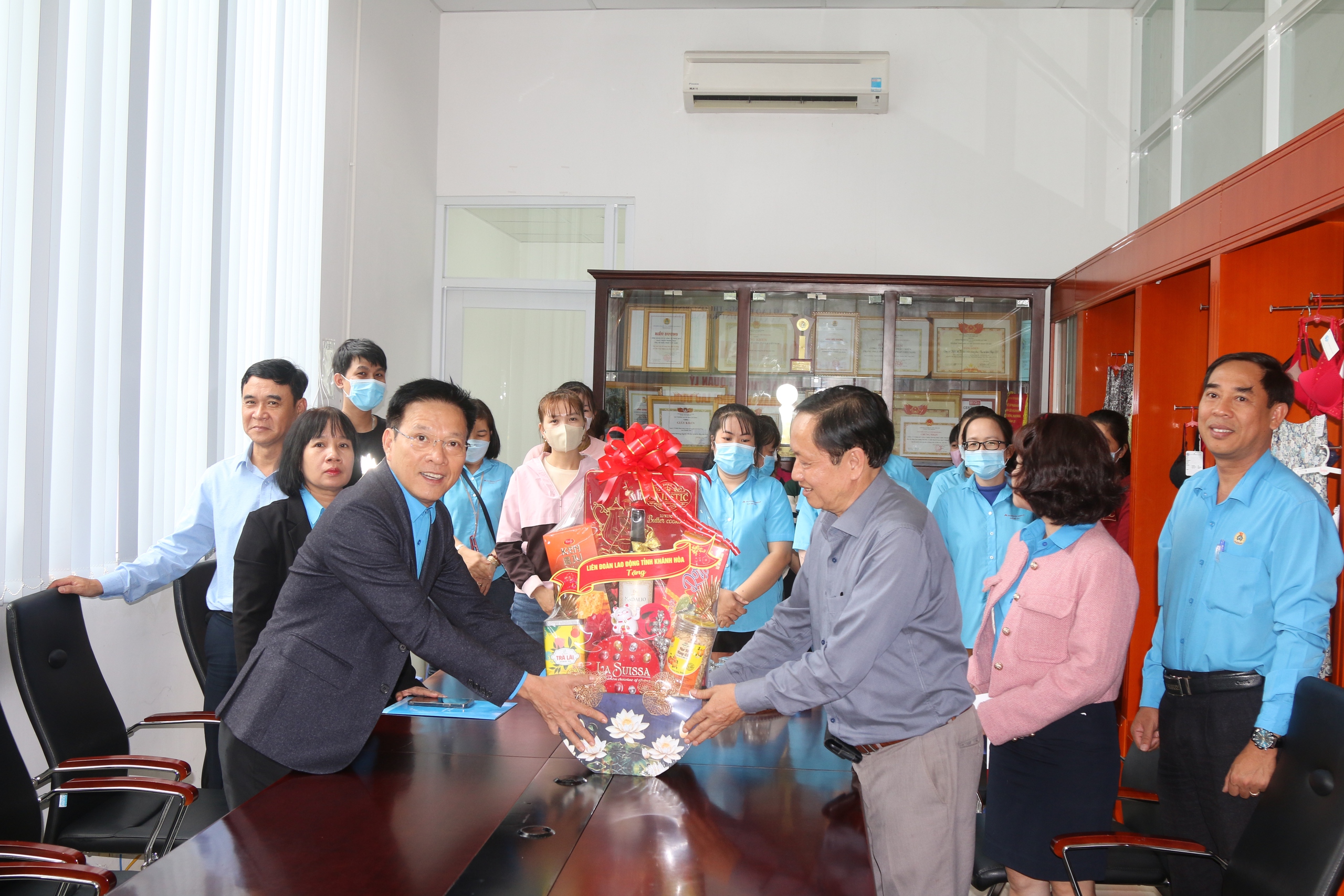 L&atilde;nh đạo LĐLĐ Kh&aacute;nh Ho&agrave; thăm động vi&ecirc;n doanh nghiệp, người lao động đầu năm mới
- Ảnh 4.