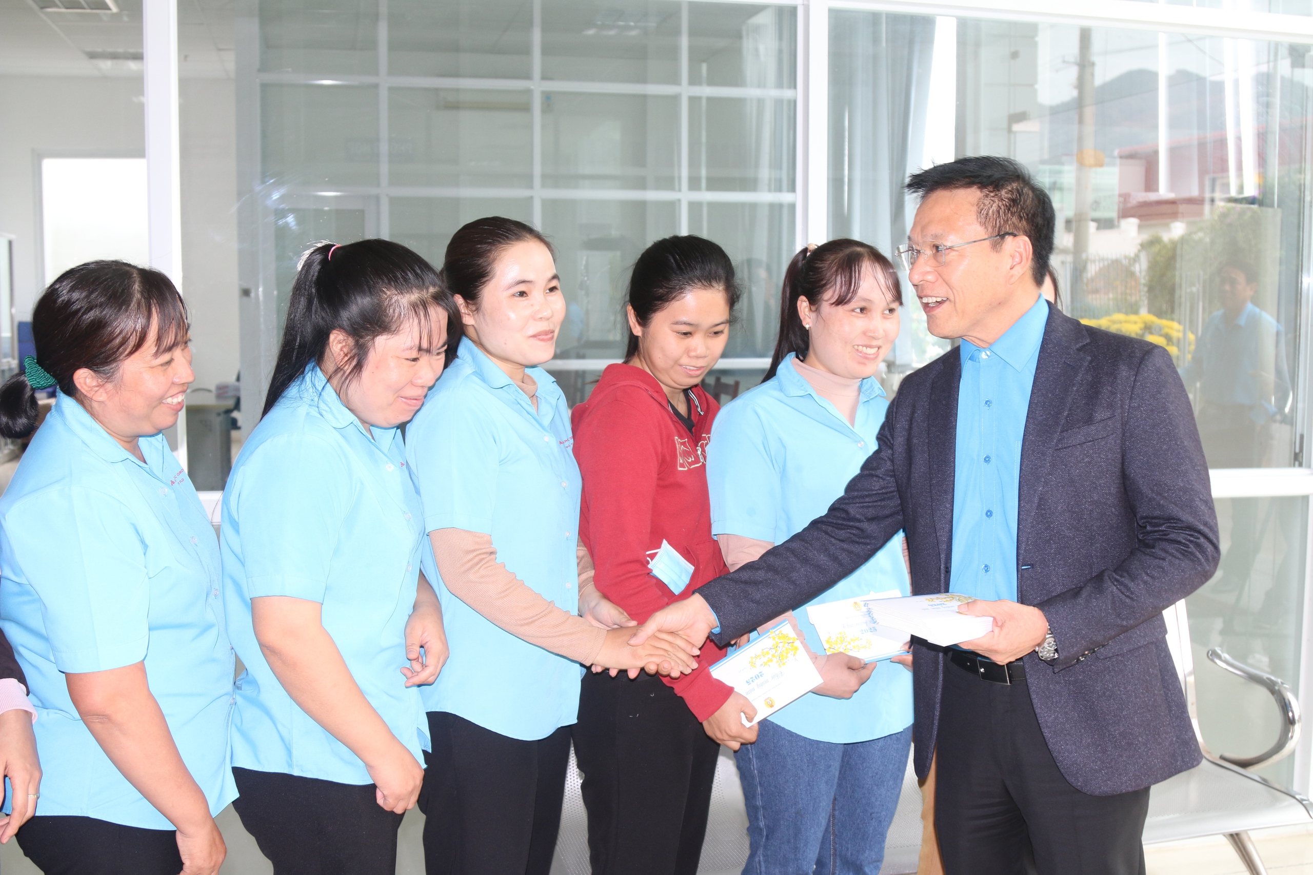 L&atilde;nh đạo LĐLĐ Kh&aacute;nh Ho&agrave; thăm động vi&ecirc;n doanh nghiệp, người lao động đầu năm mới
- Ảnh 7.