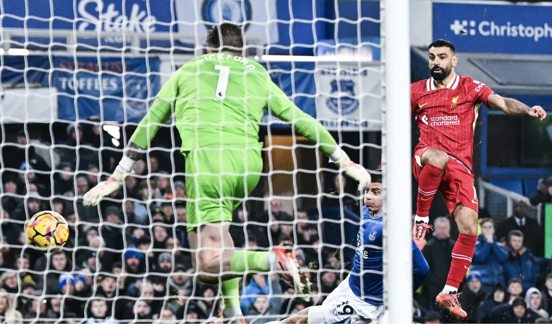 Thẻ đỏ tr&agrave;n ngập trận derby, Liverpool quyết giữ ng&ocirc;i đầu Ngoại hạng- Ảnh 2.