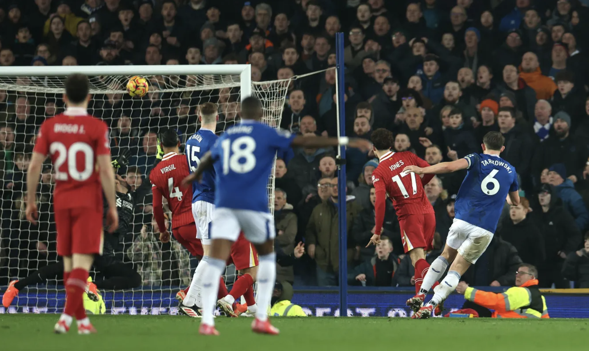 Thẻ đỏ tr&agrave;n ngập trận derby, Liverpool quyết giữ ng&ocirc;i đầu Ngoại hạng- Ảnh 3.