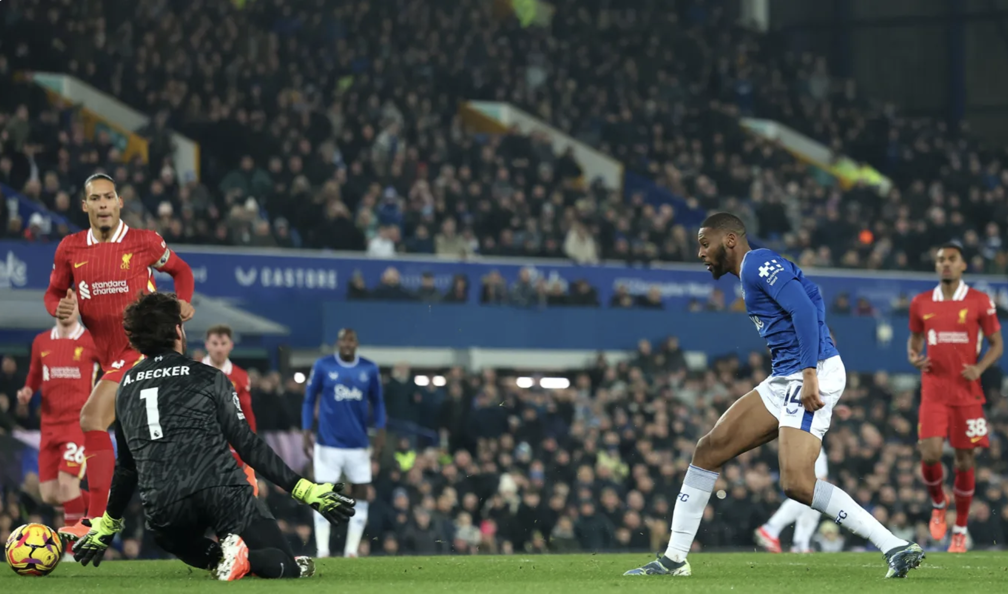 Thẻ đỏ tr&agrave;n ngập trận derby, Liverpool quyết giữ ng&ocirc;i đầu Ngoại hạng- Ảnh 1.
