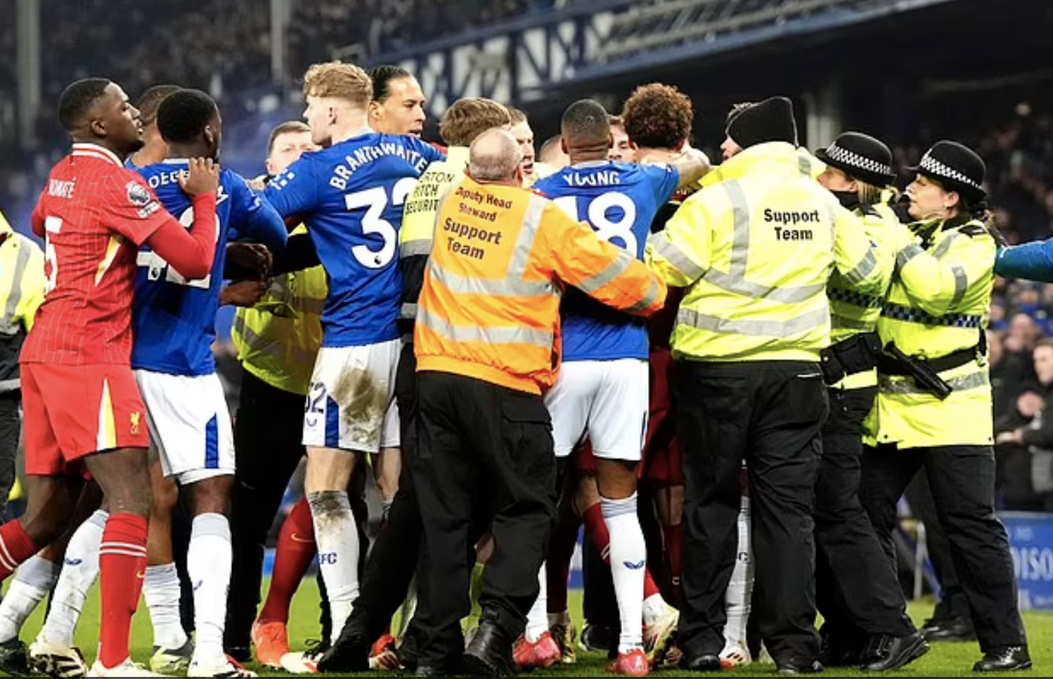 Thẻ đỏ tr&agrave;n ngập trận derby, Liverpool quyết giữ ng&ocirc;i đầu Ngoại hạng- Ảnh 5.