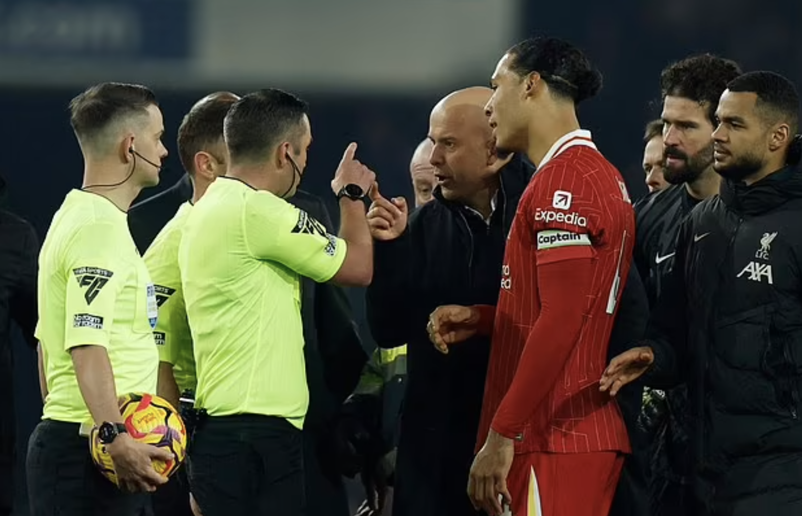 Thẻ đỏ tr&agrave;n ngập trận derby, Liverpool quyết giữ ng&ocirc;i đầu Ngoại hạng- Ảnh 6.