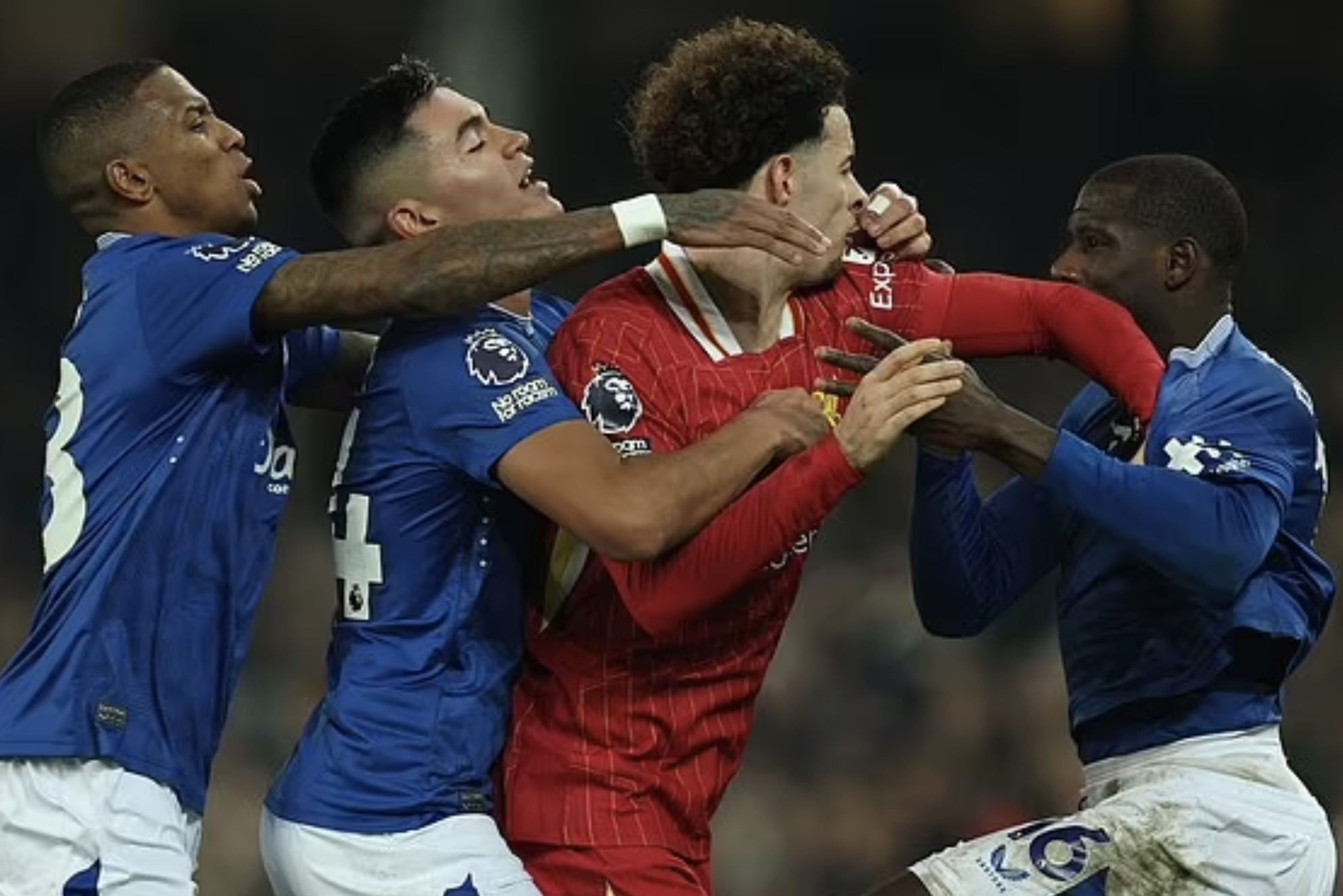 Thẻ đỏ tr&agrave;n ngập trận derby, Liverpool quyết giữ ng&ocirc;i đầu Ngoại hạng- Ảnh 4.