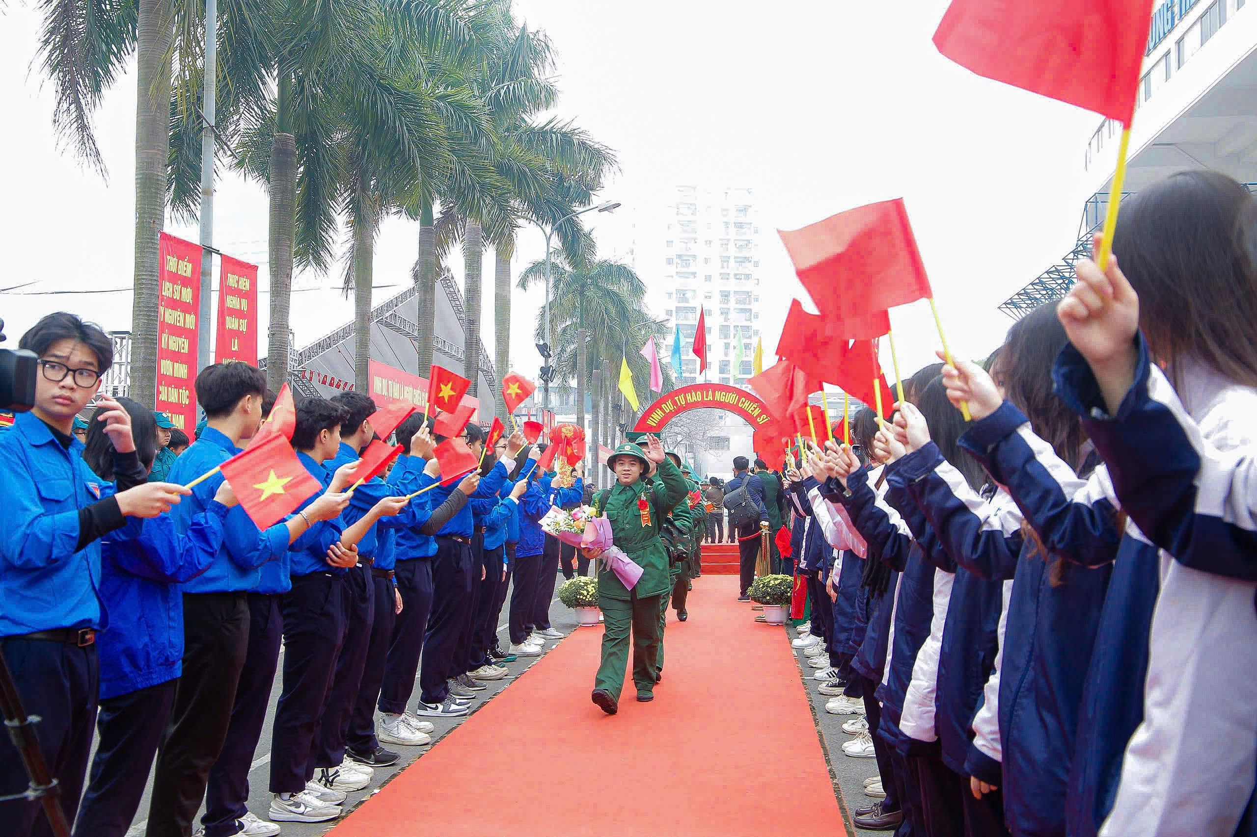 B&iacute; thư Th&agrave;nh ủy v&agrave; Chủ tịch UBND TP H&agrave; Nội động vi&ecirc;n t&acirc;n binh l&ecirc;n đường nhập ngũ- Ảnh 4.