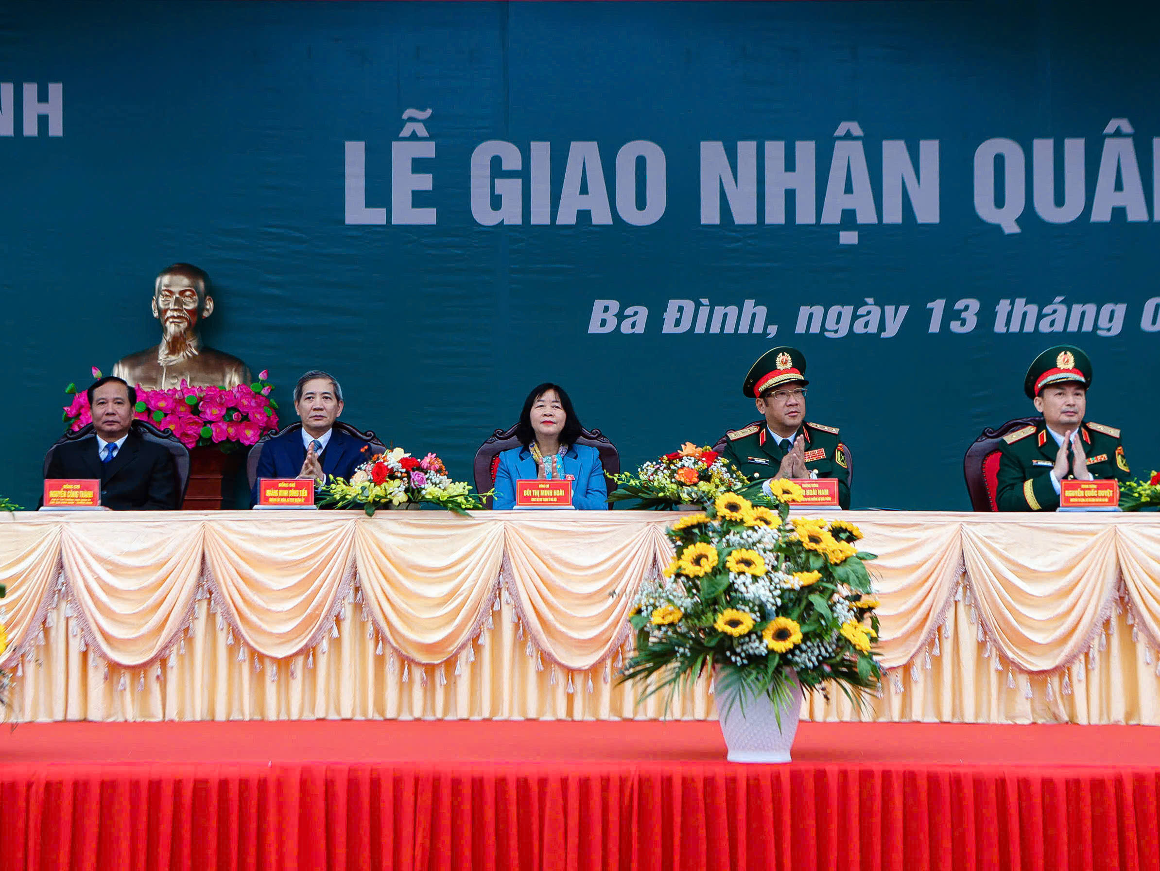 B&iacute; thư Th&agrave;nh ủy v&agrave; Chủ tịch UBND TP H&agrave; Nội động vi&ecirc;n t&acirc;n binh l&ecirc;n đường nhập ngũ- Ảnh 1.
