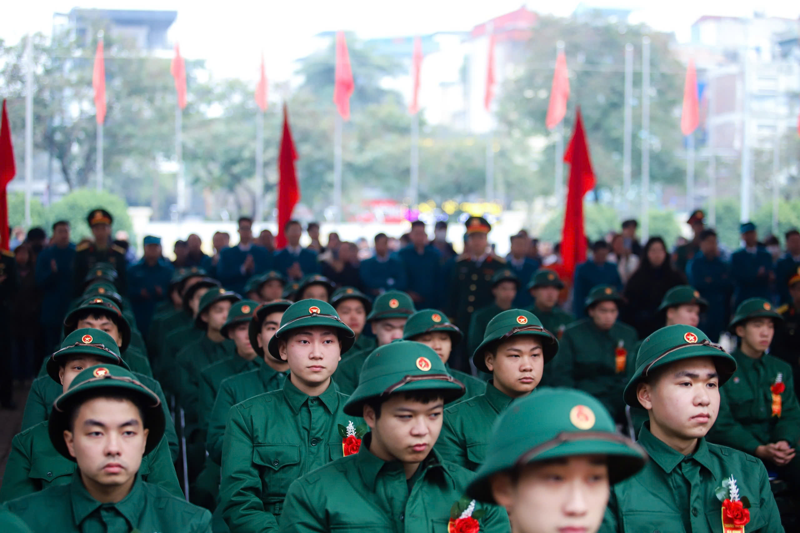 B&iacute; thư Th&agrave;nh ủy v&agrave; Chủ tịch UBND TP H&agrave; Nội động vi&ecirc;n t&acirc;n binh l&ecirc;n đường nhập ngũ- Ảnh 3.