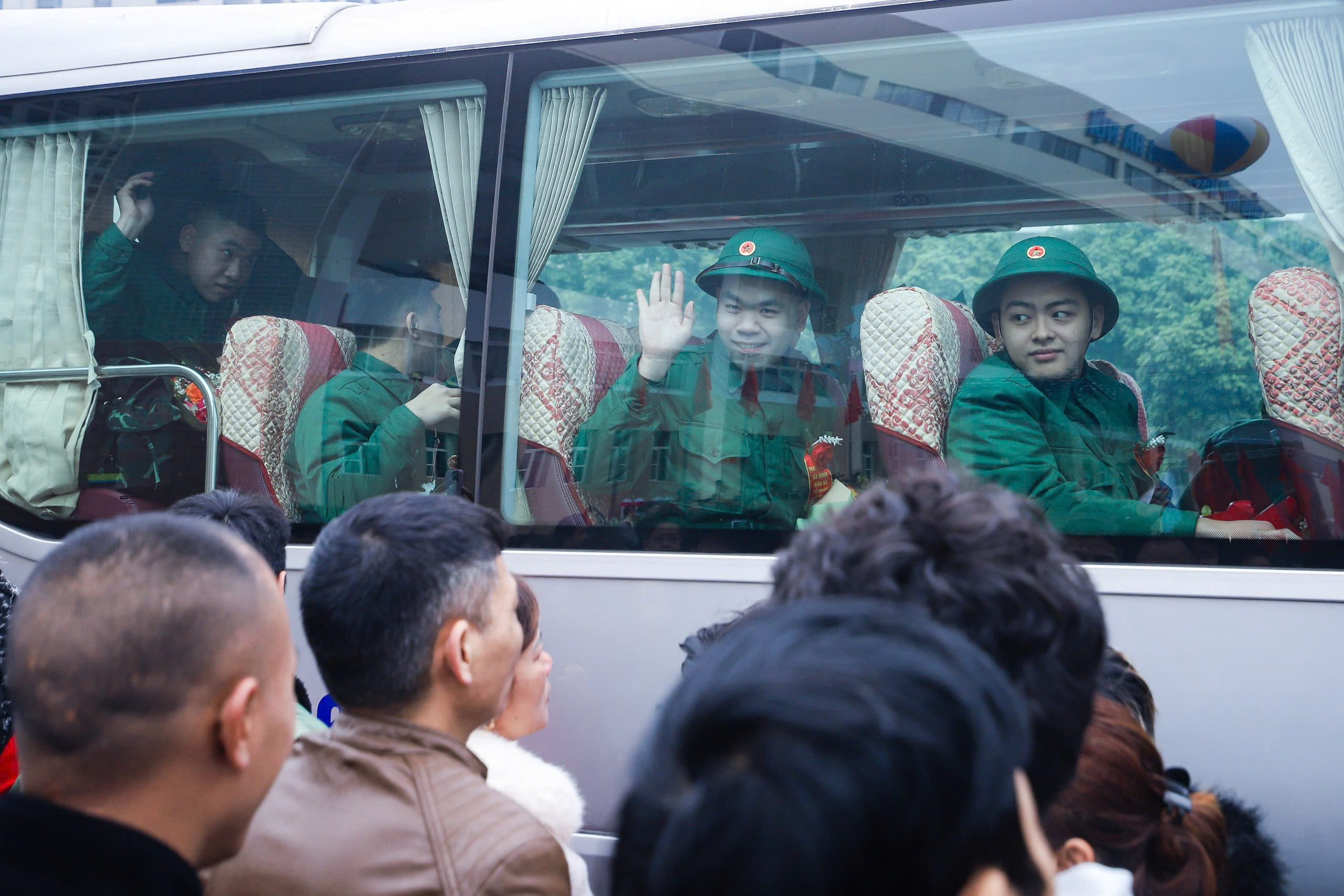 B&iacute; thư Th&agrave;nh ủy v&agrave; Chủ tịch UBND TP H&agrave; Nội động vi&ecirc;n t&acirc;n binh l&ecirc;n đường nhập ngũ- Ảnh 7.