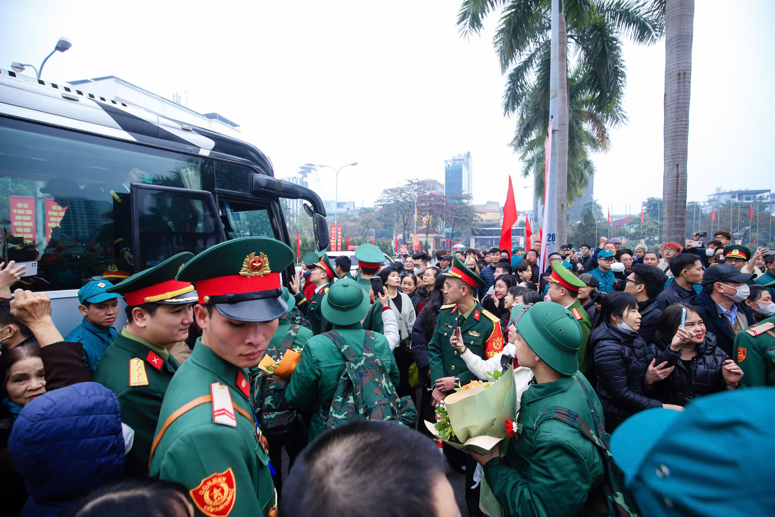 B&iacute; thư Th&agrave;nh ủy v&agrave; Chủ tịch UBND TP H&agrave; Nội động vi&ecirc;n t&acirc;n binh l&ecirc;n đường nhập ngũ- Ảnh 5.