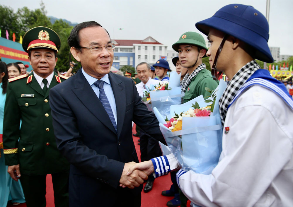 Bí thư Thành ủy TP HCM Nguyễn Văn Nên động viên thanh niên lên đường nhập ngũ. Ảnh: HO&Agrave;NG TRIỀU