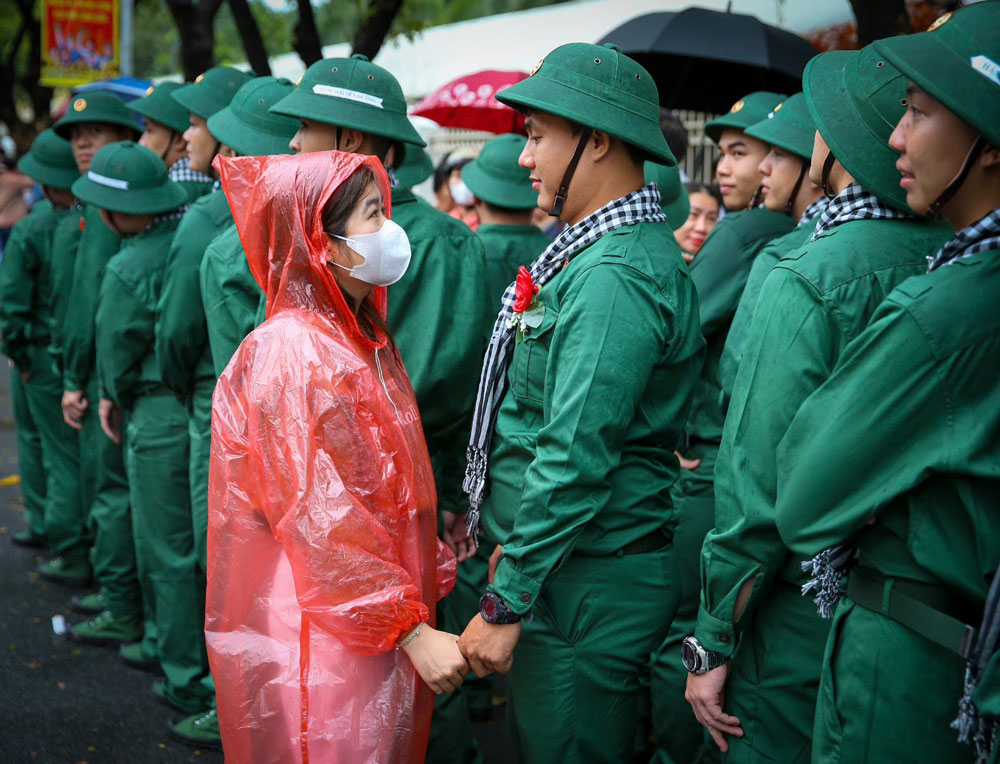 Gi&acirc;y ph&uacute;t t&acirc;n binh tạm biệt người th&acirc;n để l&ecirc;n đường thực hiện nghĩa vụ qu&acirc;n sự. Ảnh: HO&Agrave;NG TRIỀU