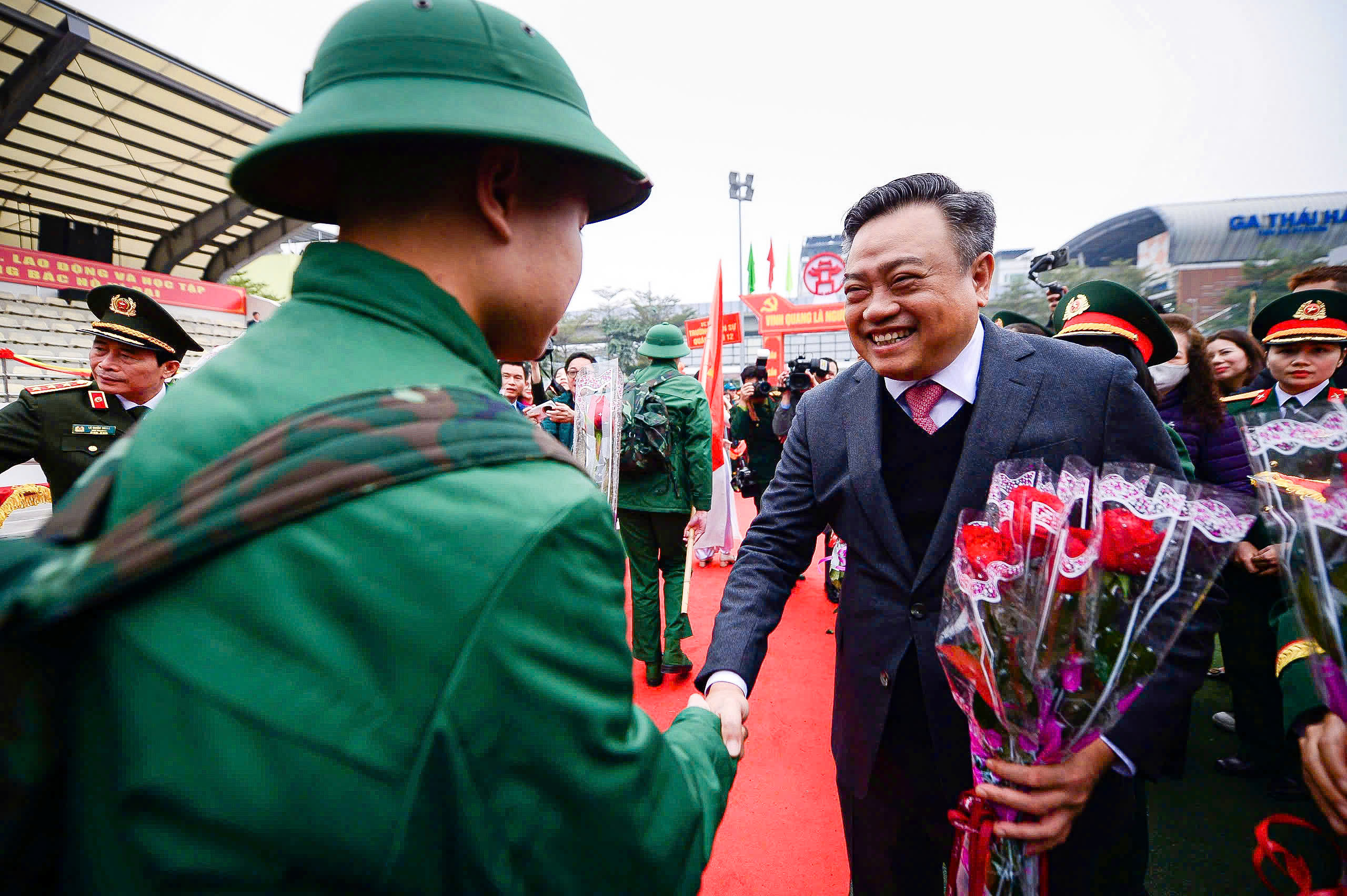 B&iacute; thư Th&agrave;nh ủy v&agrave; Chủ tịch UBND TP H&agrave; Nội động vi&ecirc;n t&acirc;n binh l&ecirc;n đường nhập ngũ- Ảnh 2.