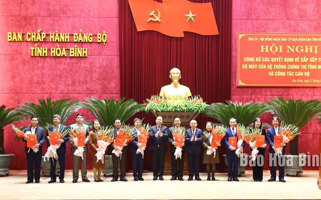 16 c&aacute;n bộ Ban Thường vụ Tỉnh ủy quản l&yacute; nghỉ hưu trước tuổi v&agrave; nghỉ th&ocirc;i việc