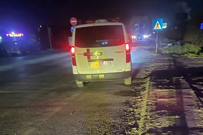 Xử phạt t&agrave;i xế xe cứu thương kh&ocirc;ng chở bệnh nh&acirc;n vẫn h&uacute; c&ograve;i, bật đ&egrave;n ưu ti&ecirc;n- Ảnh 1.