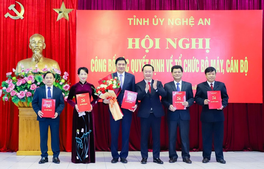 Nghệ An c&ocirc;ng bố c&aacute;c quyết định sắp xếp tổ chức bộ m&aacute;y- Ảnh 1.
