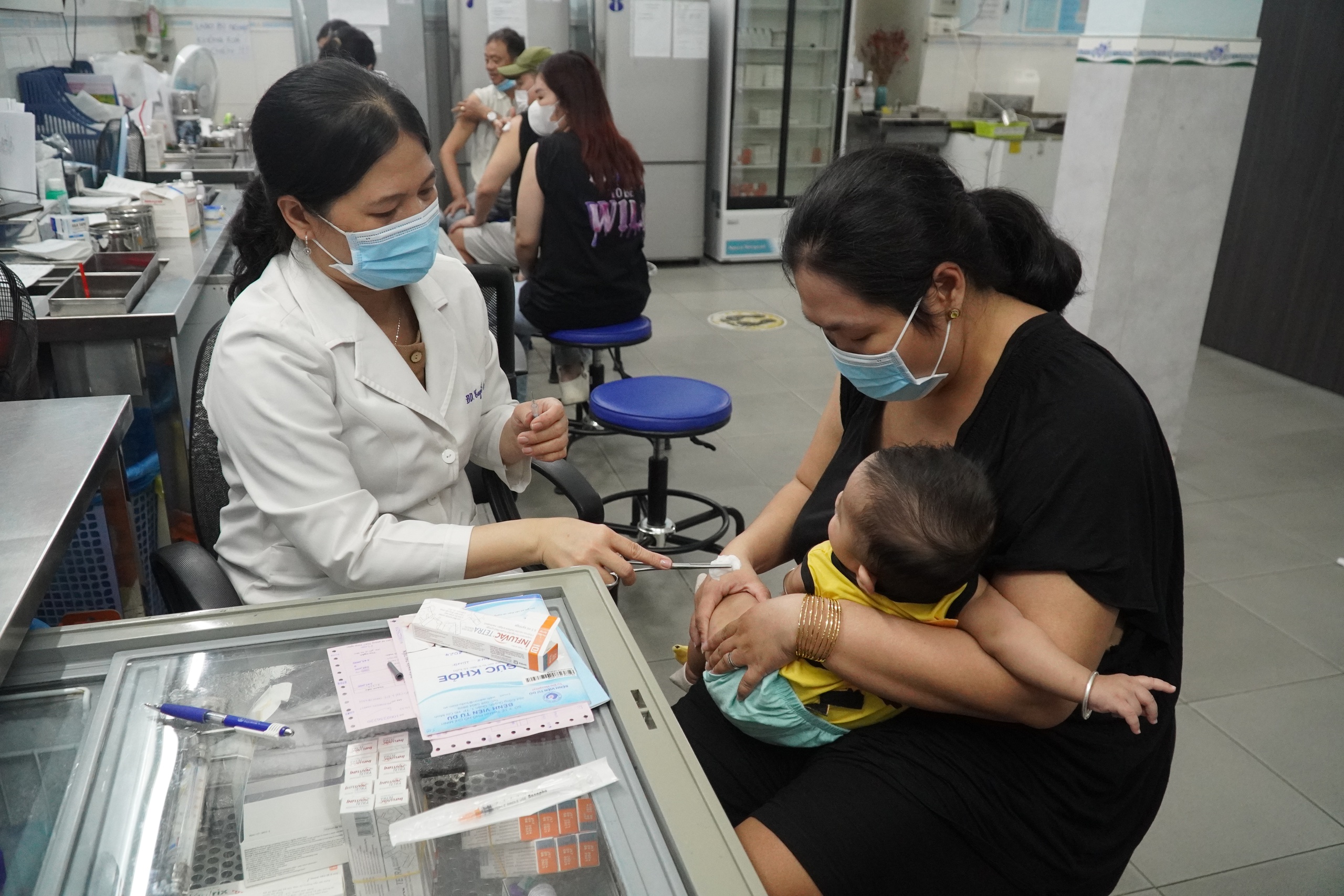 Lưu &yacute; n&oacute;ng đối với trẻ khi mưa tr&aacute;i m&ugrave;a bất ngờ xuất hiện- Ảnh 2.