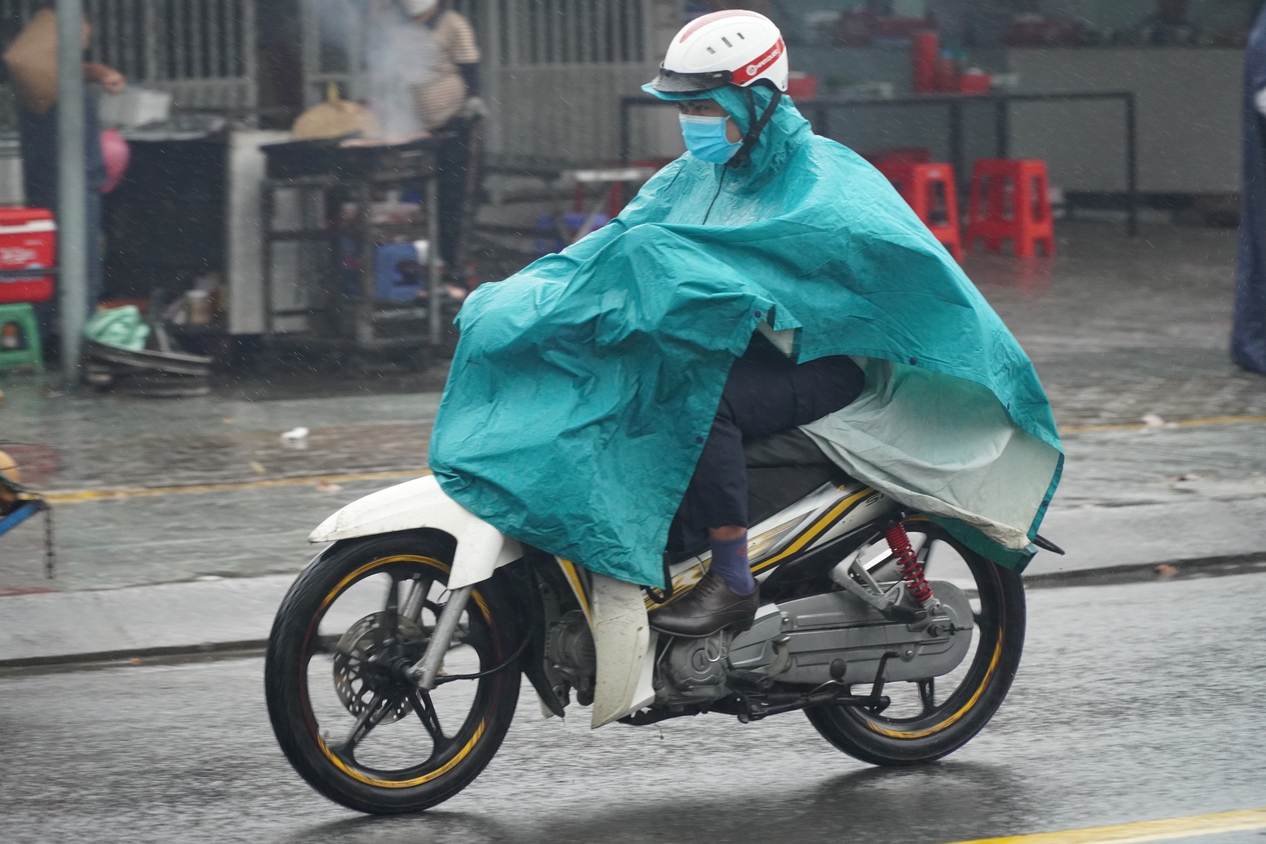 Lưu &yacute; n&oacute;ng đối với trẻ khi mưa tr&aacute;i m&ugrave;a bất ngờ xuất hiện- Ảnh 1.