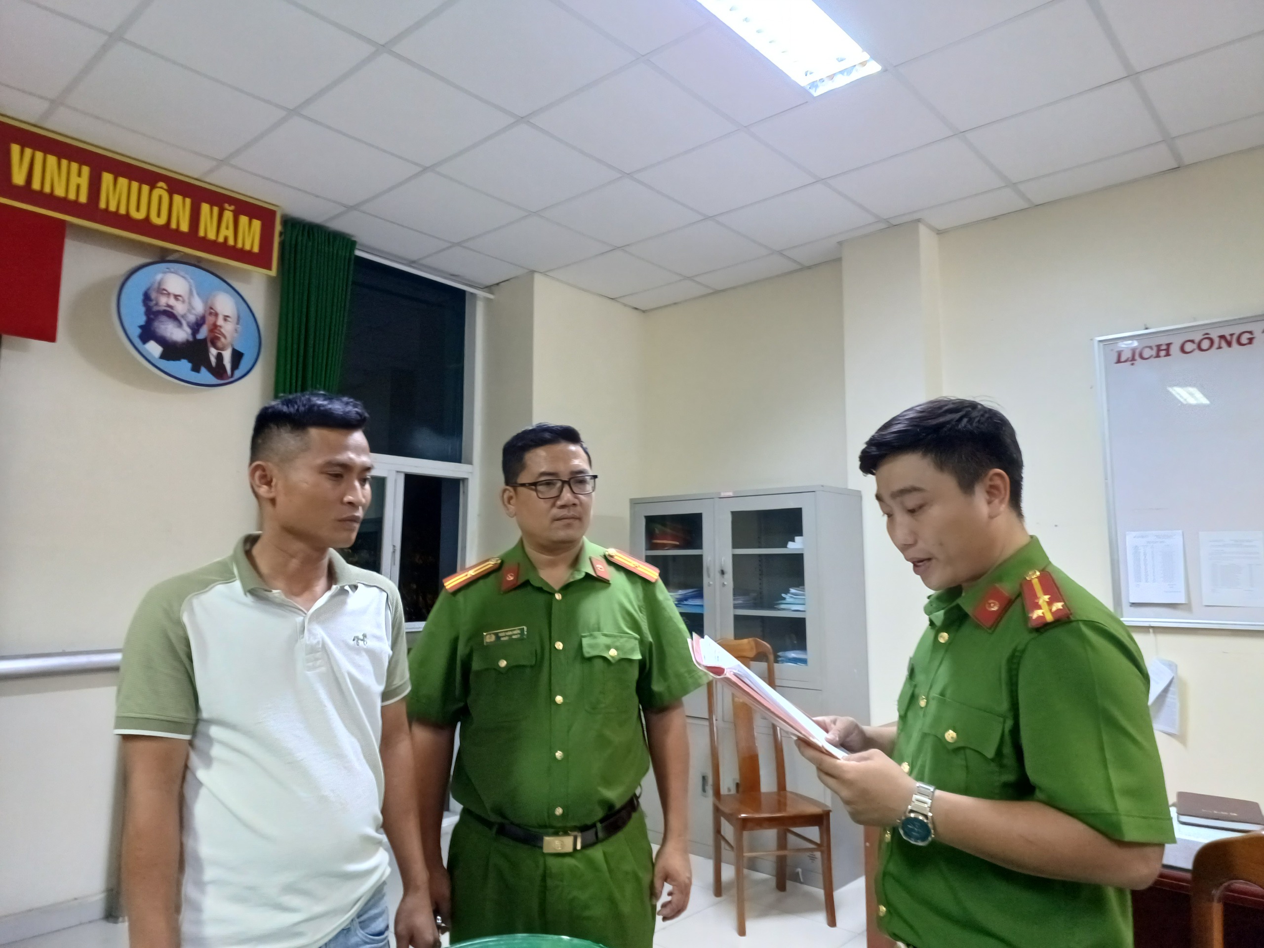 C&ocirc;ng an bắt chủ l&ograve; luyện nh&ocirc;m ở TP HCM- Ảnh 1.