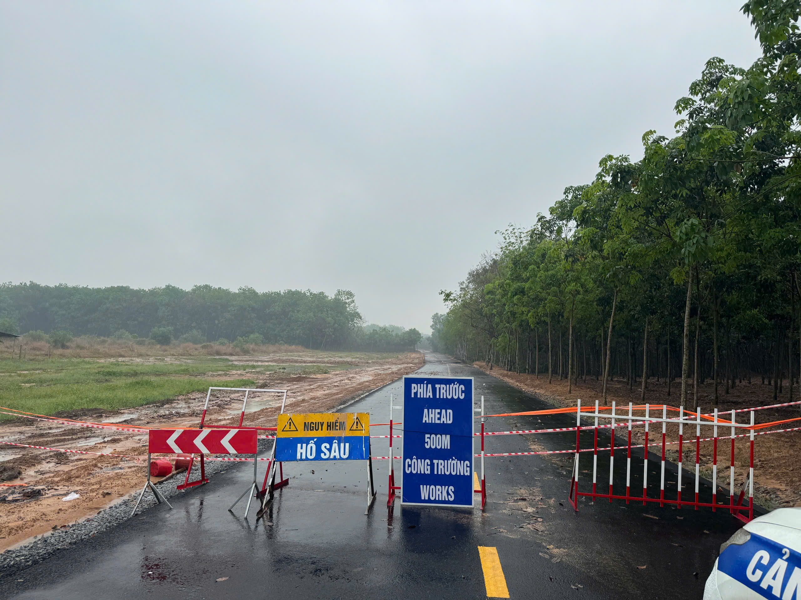 Cận cảnh mặt đường bất ngờ bị sụt l&uacute;n tạo hố s&acirc;u ở B&igrave;nh Dương- Ảnh 3.