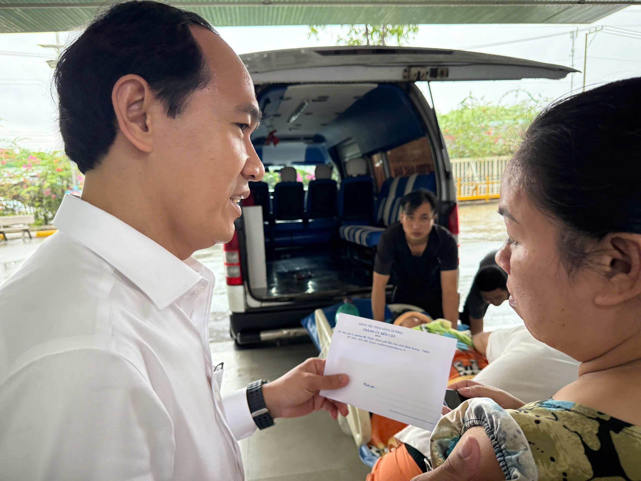 Cận cảnh mặt đường bất ngờ bị sụt l&uacute;n tạo hố s&acirc;u ở B&igrave;nh Dương- Ảnh 1.