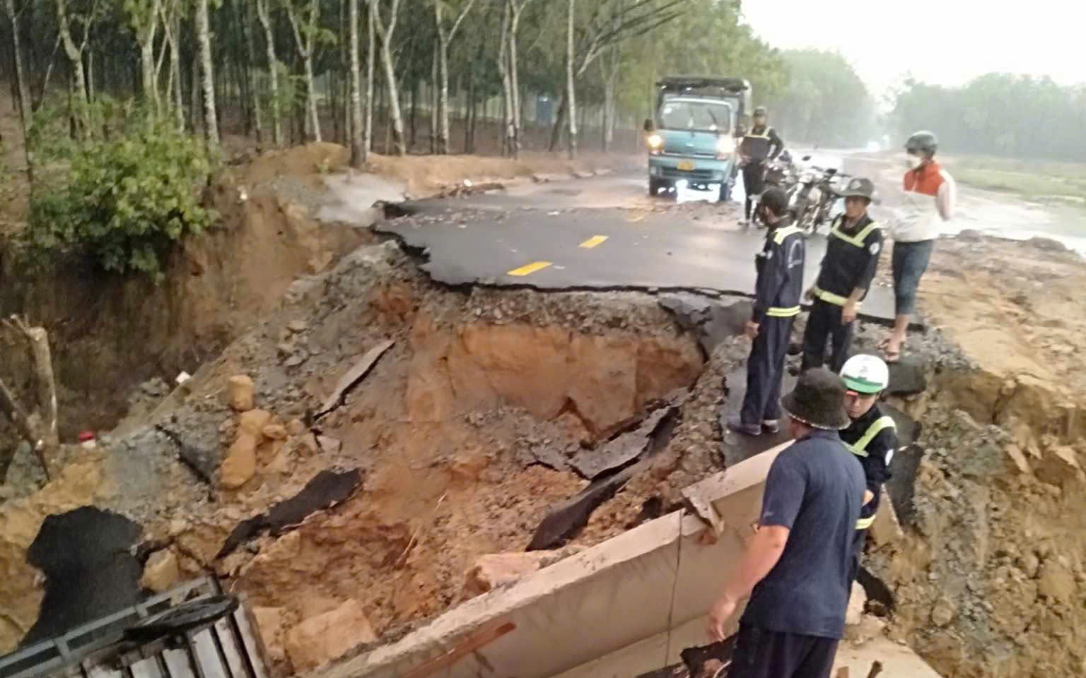Cận cảnh mặt đường bất ngờ bị sụt lún tạo hố sâu ở Bình Dương