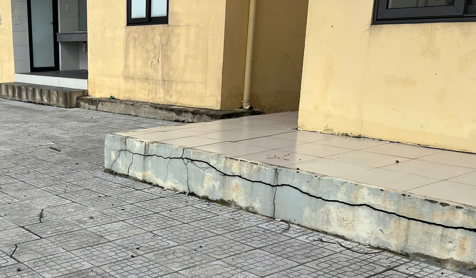 Tường nứt, nền l&uacute;n ở cảng c&aacute; 220 tỉ đồng mới ho&agrave;n thiện thi c&ocirc;ng- Ảnh 16.