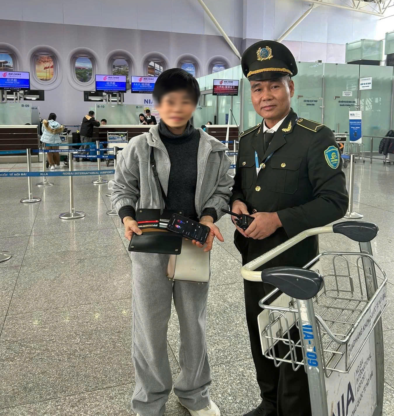 Chuẩn bị bay đi Đức, người phụ nữ hốt hoảng v&igrave; qu&ecirc;n v&iacute; tr&ecirc;n xe đẩy- Ảnh 1.