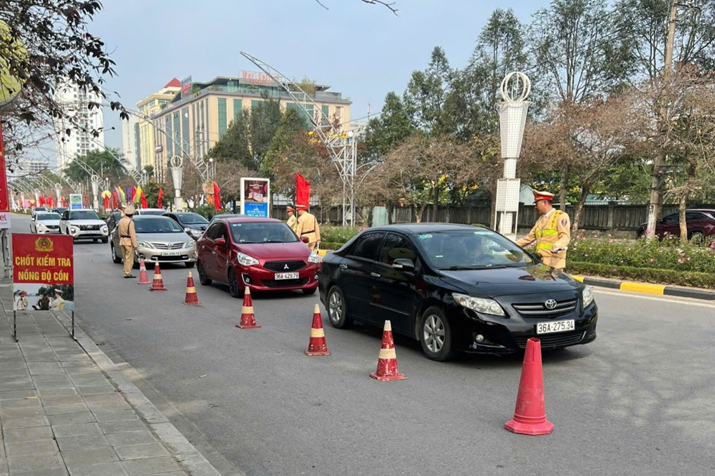 Hơn 1 th&aacute;ng triển khai Nghị định 168, xử phạt gần 9 tỉ đồng vi phạm nồng độ cồn- Ảnh 1.