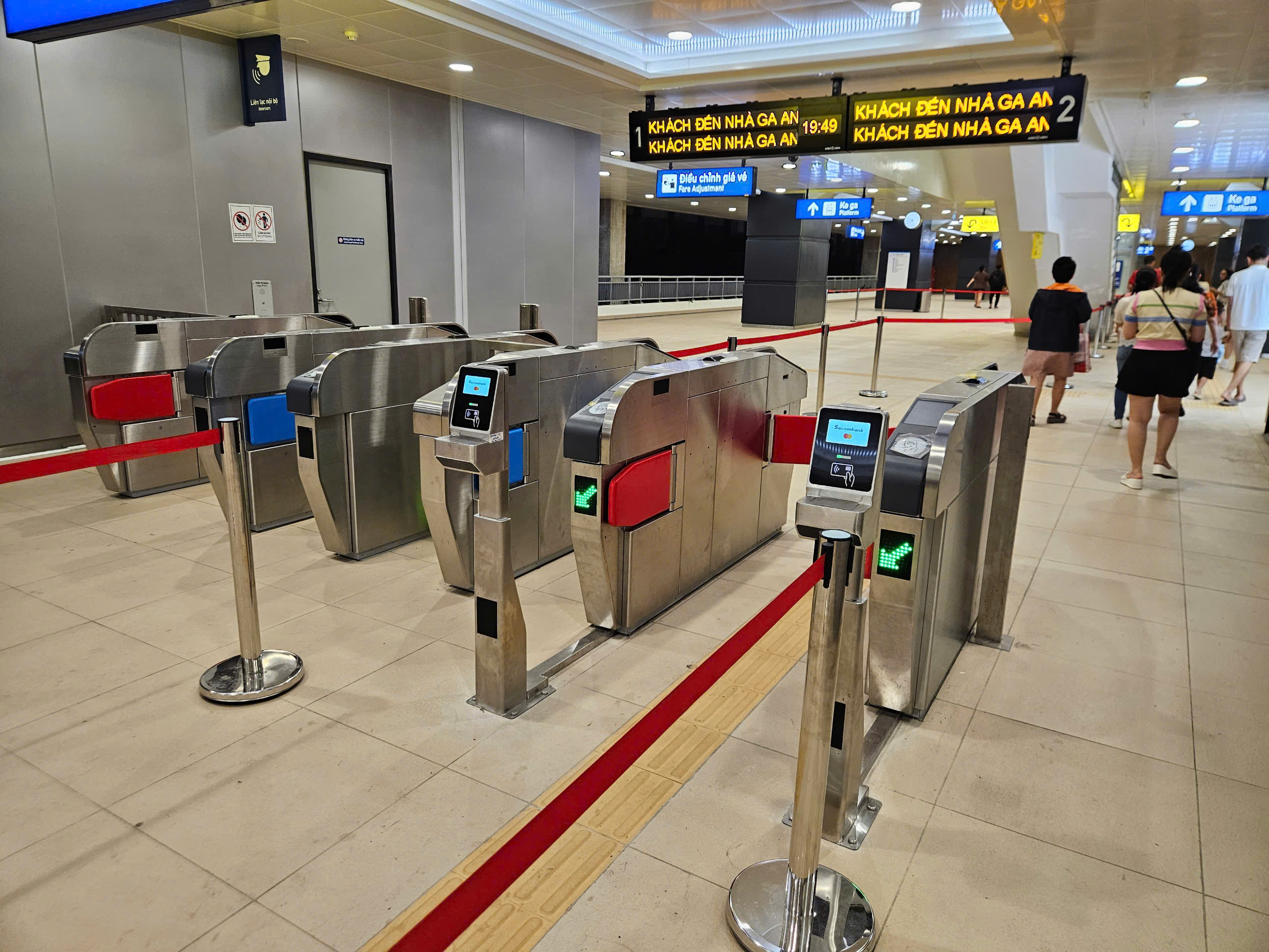 TP HCM: Người d&acirc;n đ&atilde; c&oacute; thể d&ugrave;ng thẻ ATM để đi metro số 1- Ảnh 1.