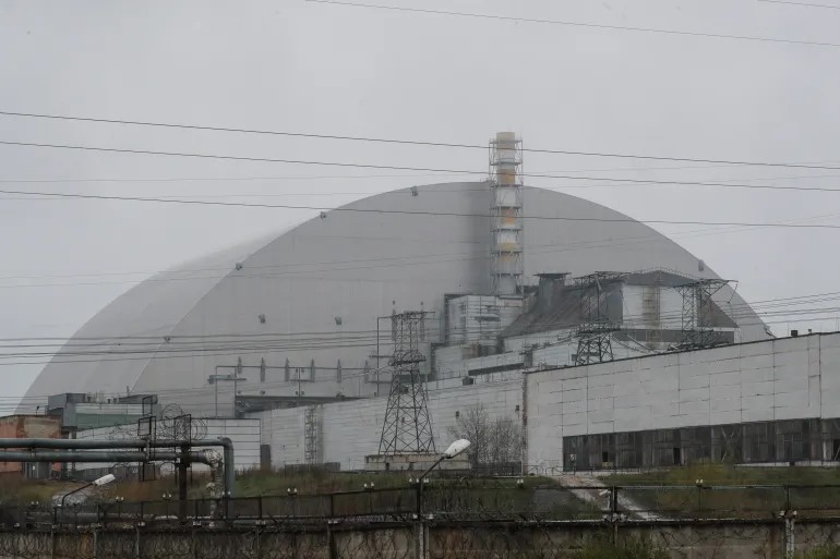 Nh&agrave; m&aacute;y điện hạt nh&acirc;n Chornobyl gần TP Chornobyl, Ukraine. Ảnh: EPA-EFE