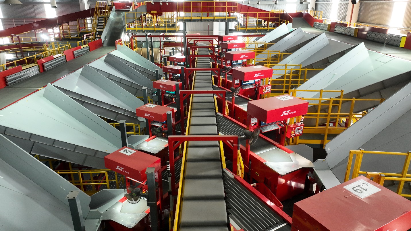 A conveyor belt in a factory Description automatically generated