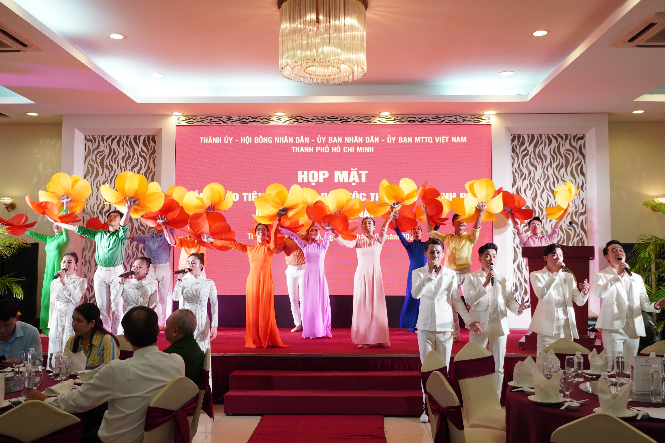 Tin tưởng đồng b&agrave;o d&acirc;n tộc thiểu số tiếp tục chung sức x&acirc;y dựng v&agrave; ph&aacute;t triển TP HCM- Ảnh 7.