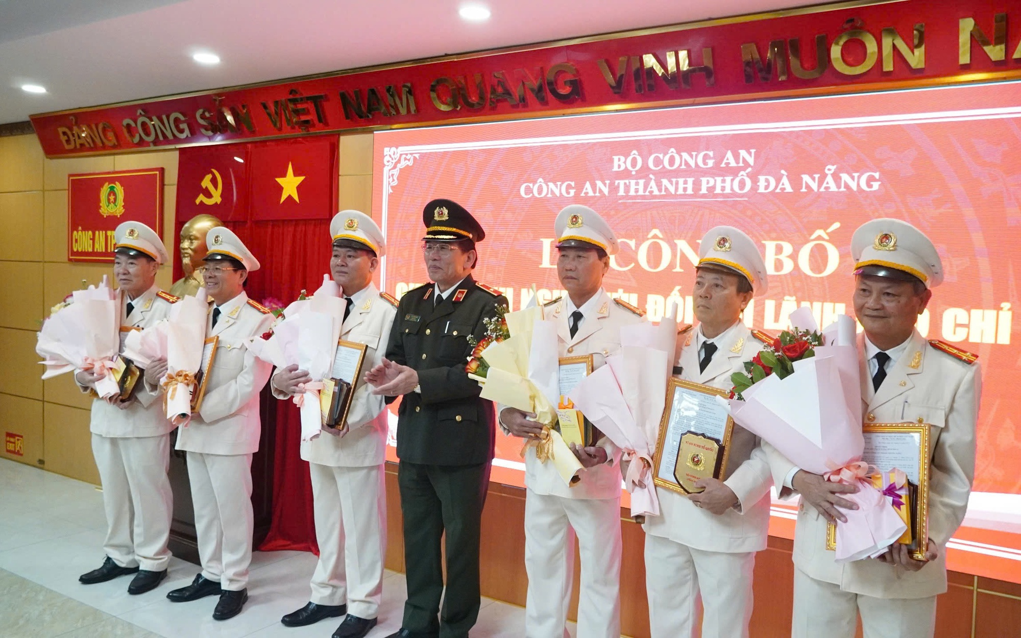Gi&aacute;m đốc C&ocirc;ng an TP Đ&agrave; Nẵng nghỉ hưu từ ng&agrave;y 1-5 - Ảnh 2.