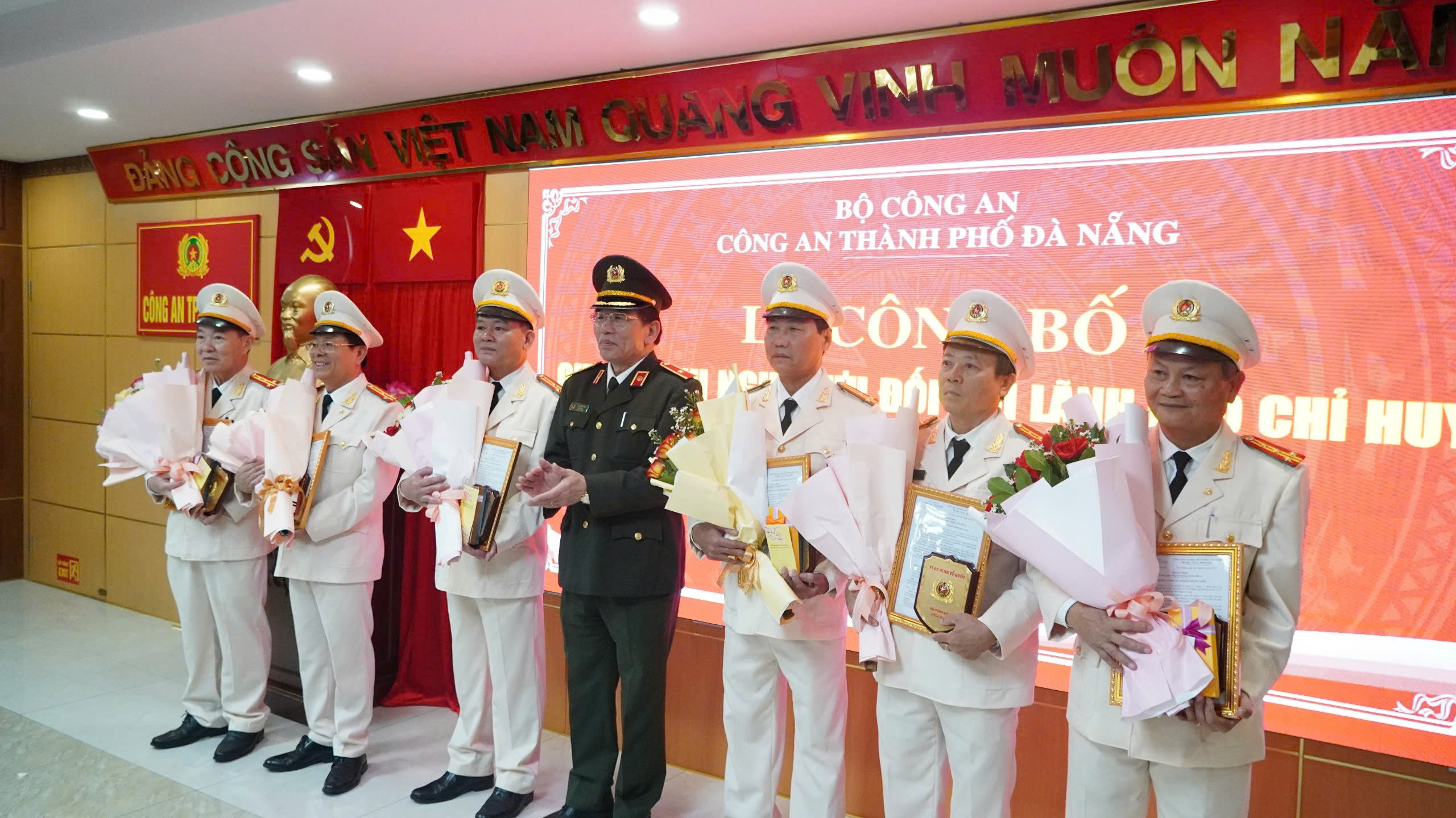 Trưởng Ph&ograve;ng CSGT v&agrave; 14 l&atilde;nh đạo thuộc C&ocirc;ng an Đ&agrave; Nẵng nghỉ hưu trước tuổi- Ảnh 1.