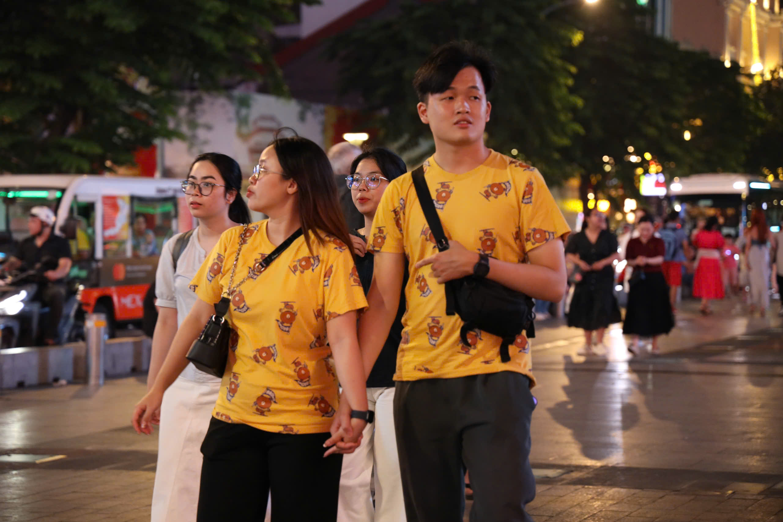 TP HCM: Kh&ocirc;ng kh&iacute; l&atilde;ng mạn ng&agrave;y Valentine tr&ecirc;n phố đi bộ Nguyễn Huệ- Ảnh 2.