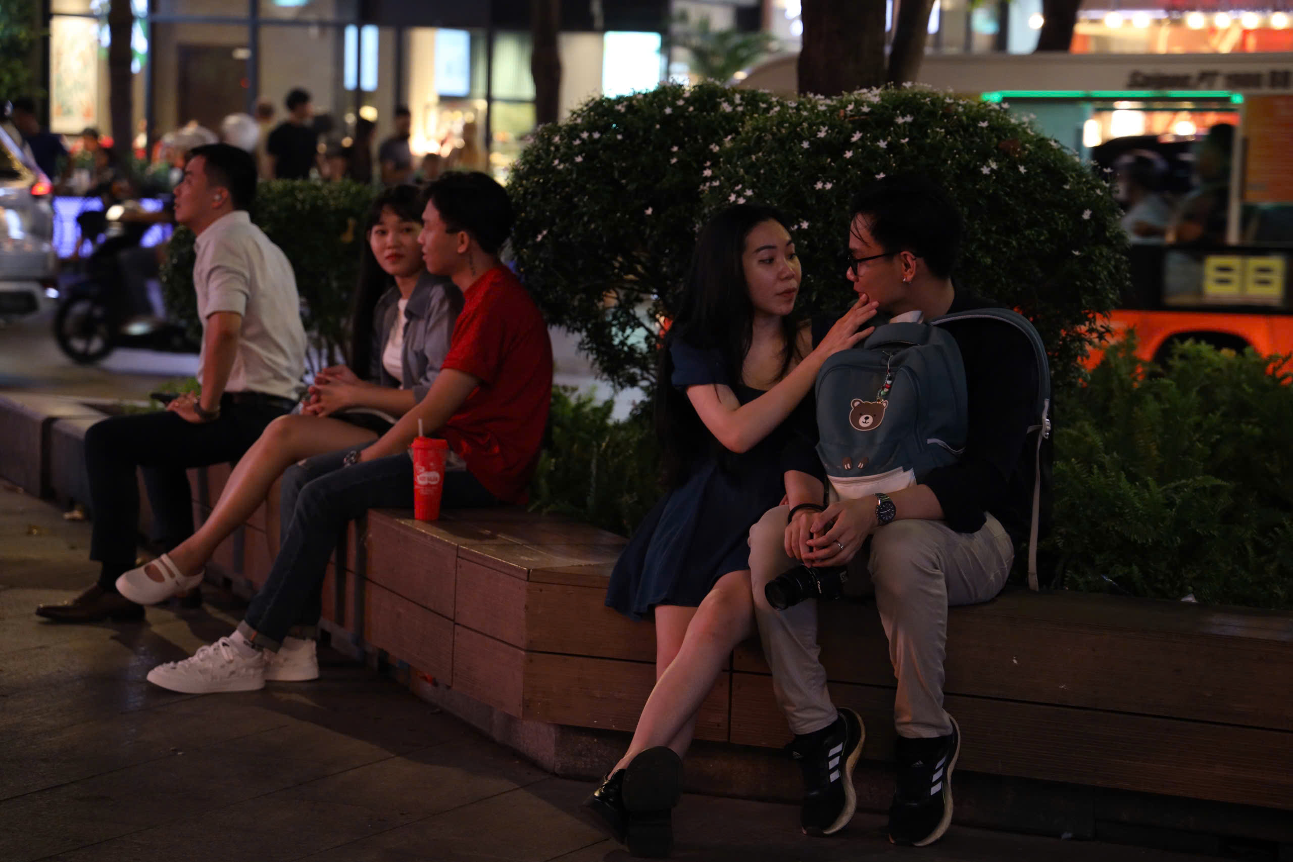 TP HCM: Kh&ocirc;ng kh&iacute; l&atilde;ng mạn ng&agrave;y Valentine tr&ecirc;n phố đi bộ Nguyễn Huệ- Ảnh 4.
