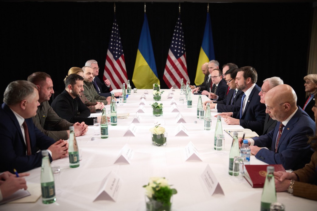 Tổng thống Ukraine Volodymyr Zelensky gặp Phó Tổng thống Mỹ JD Vance bên lề Hội nghị An ninh Munich ở Đức hôm 14-2 Ảnh: PRESIDENT.GOV.UA