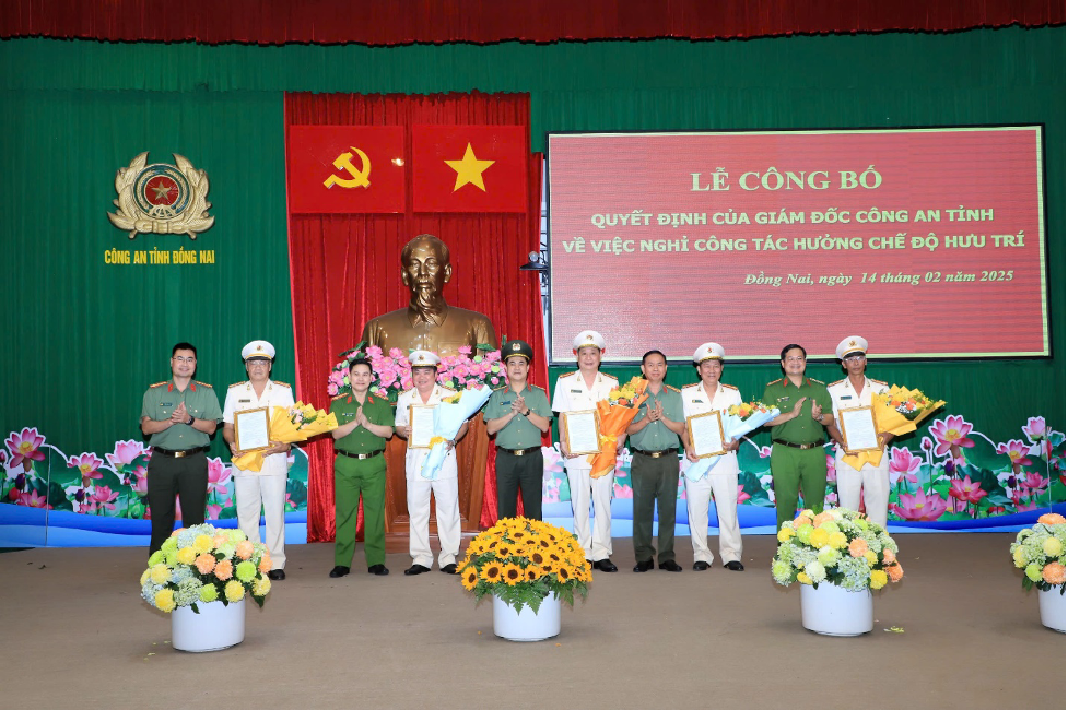 13 l&atilde;nh đạo cấp ph&ograve;ng, cấp huyện C&ocirc;ng an tỉnh Đồng Nai nghỉ hưu trước tuổi- Ảnh 1.