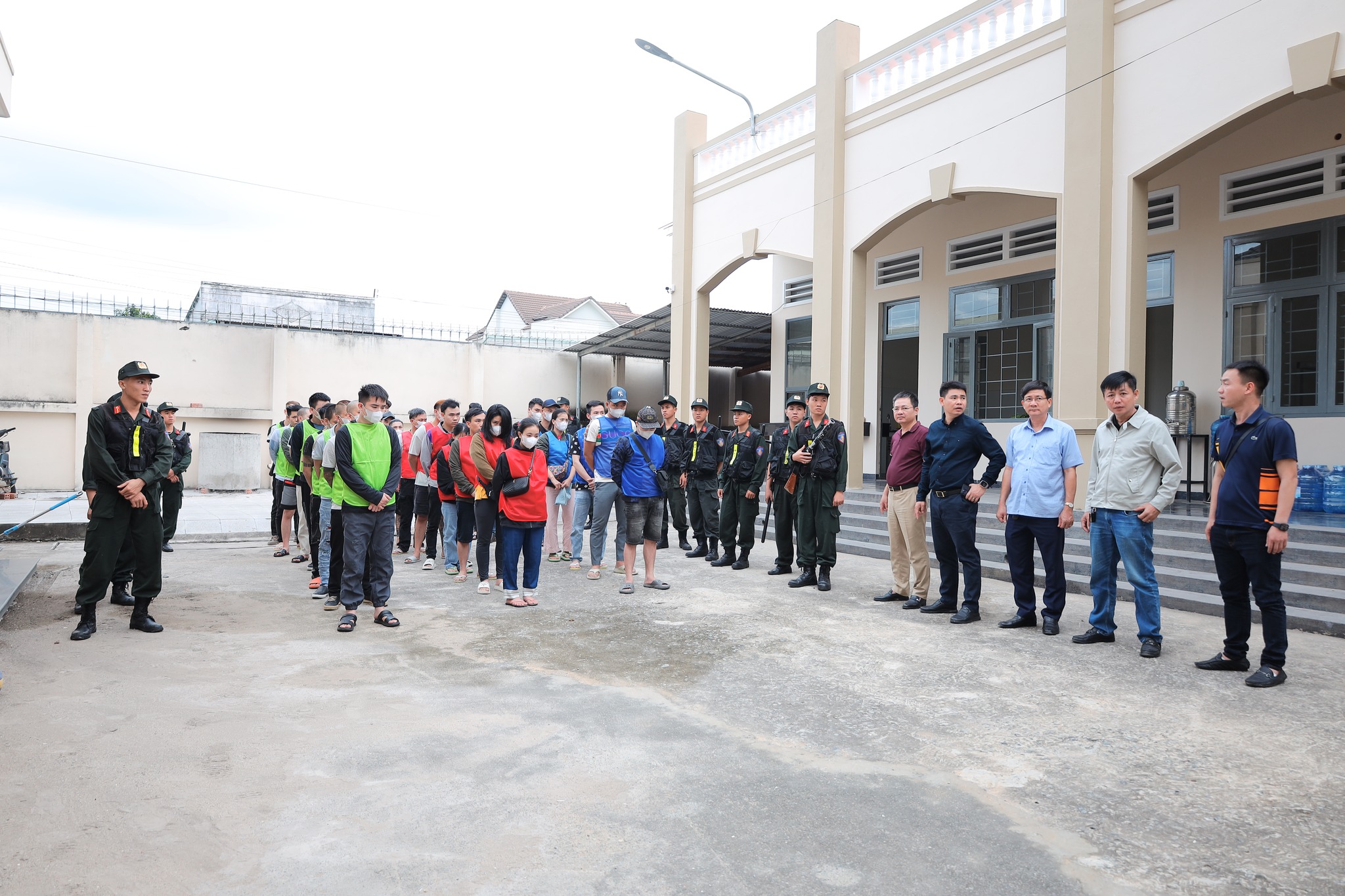 Các đối tượng trong đường dây lừa đảo xuyên quốc gia dưới hình thức đầu tư tiền điện tử Bitcoin và làm nhiệm vụ TikTok vừa bị Công an tỉnh Hà Tĩnh phối hợp bắt giữ (Ảnh do Công an tỉnh Hà Tĩnh cung cấp)