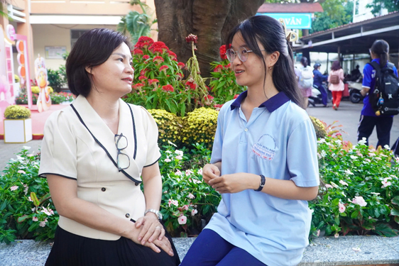 Thanh Tuyền luôn trân trọng ý kiến đóng góp của cô Phạm Thị Hồng Lâm, Phó Hiệu trưởng Trường THPT Trần Hưng Đạo Ảnh: QUỐC THẮNG